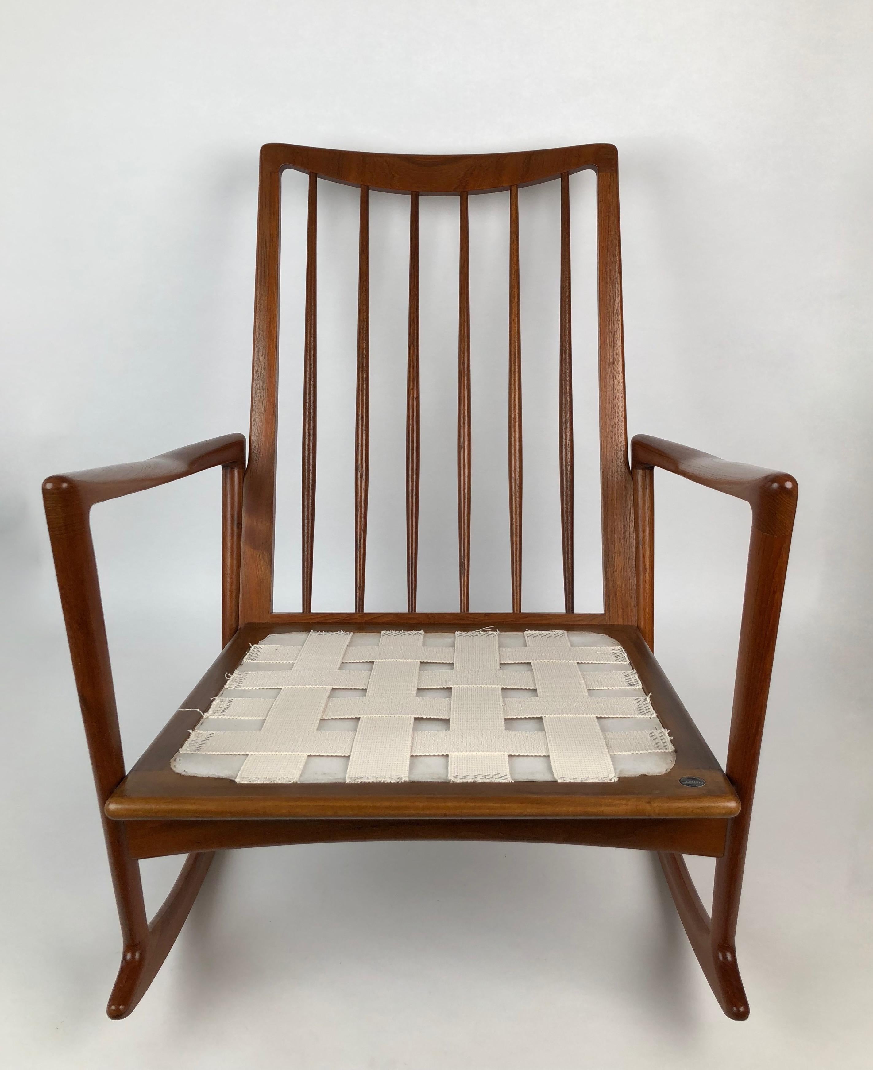 Chaise à bascule d'Ib Kofod-Larsen de 1962 en vente 5