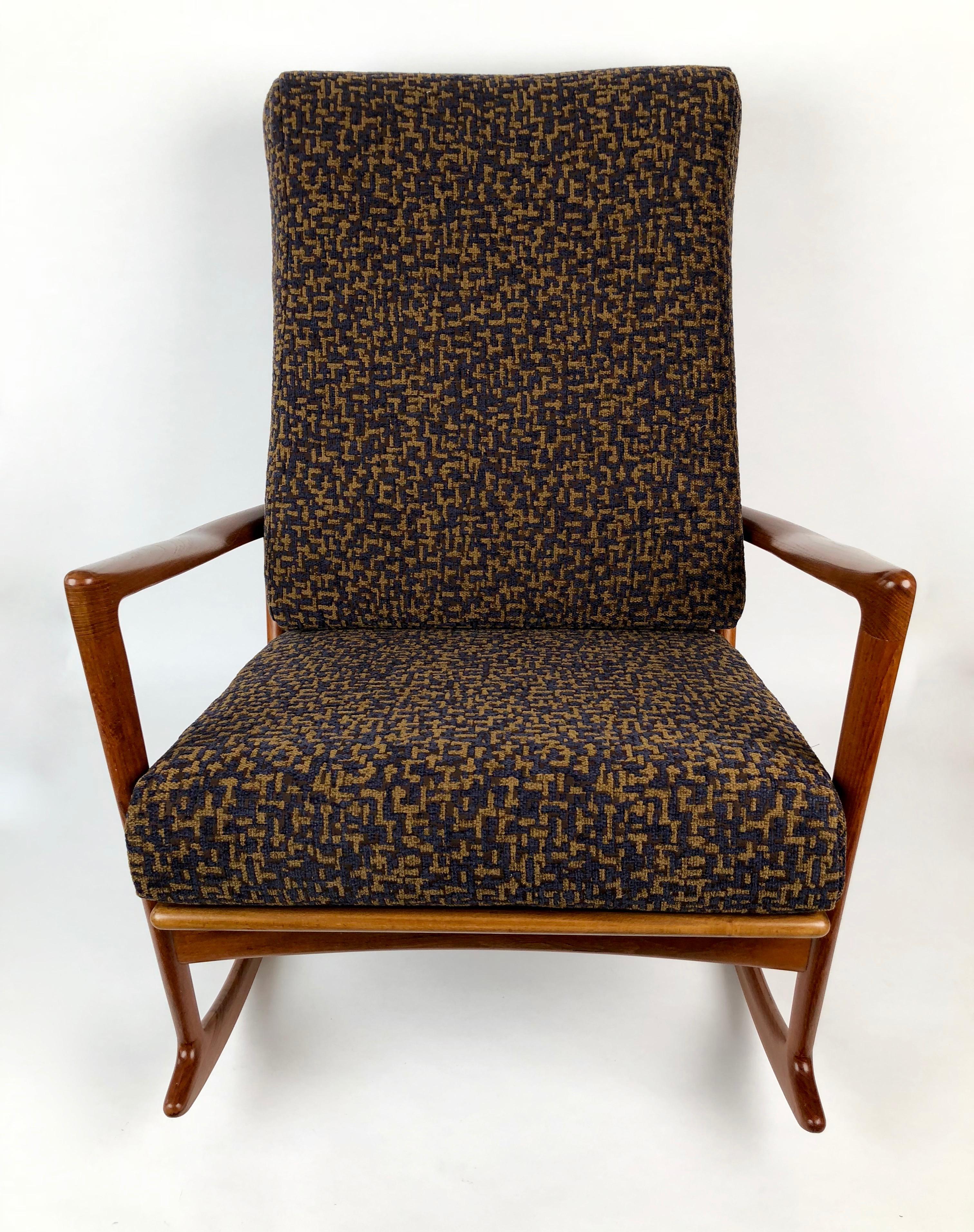 Chaise à bascule d'Ib Kofod-Larsen, modèle 650-15 avec cadre en teck massif et coussins d'assise et de dossier perdus.
Conçu en 1962 et produit par Chr. Linnebergs Mobelfabric.
Les coussins ont été retapissés dans un tissu Rubelli. Le bois de teck
