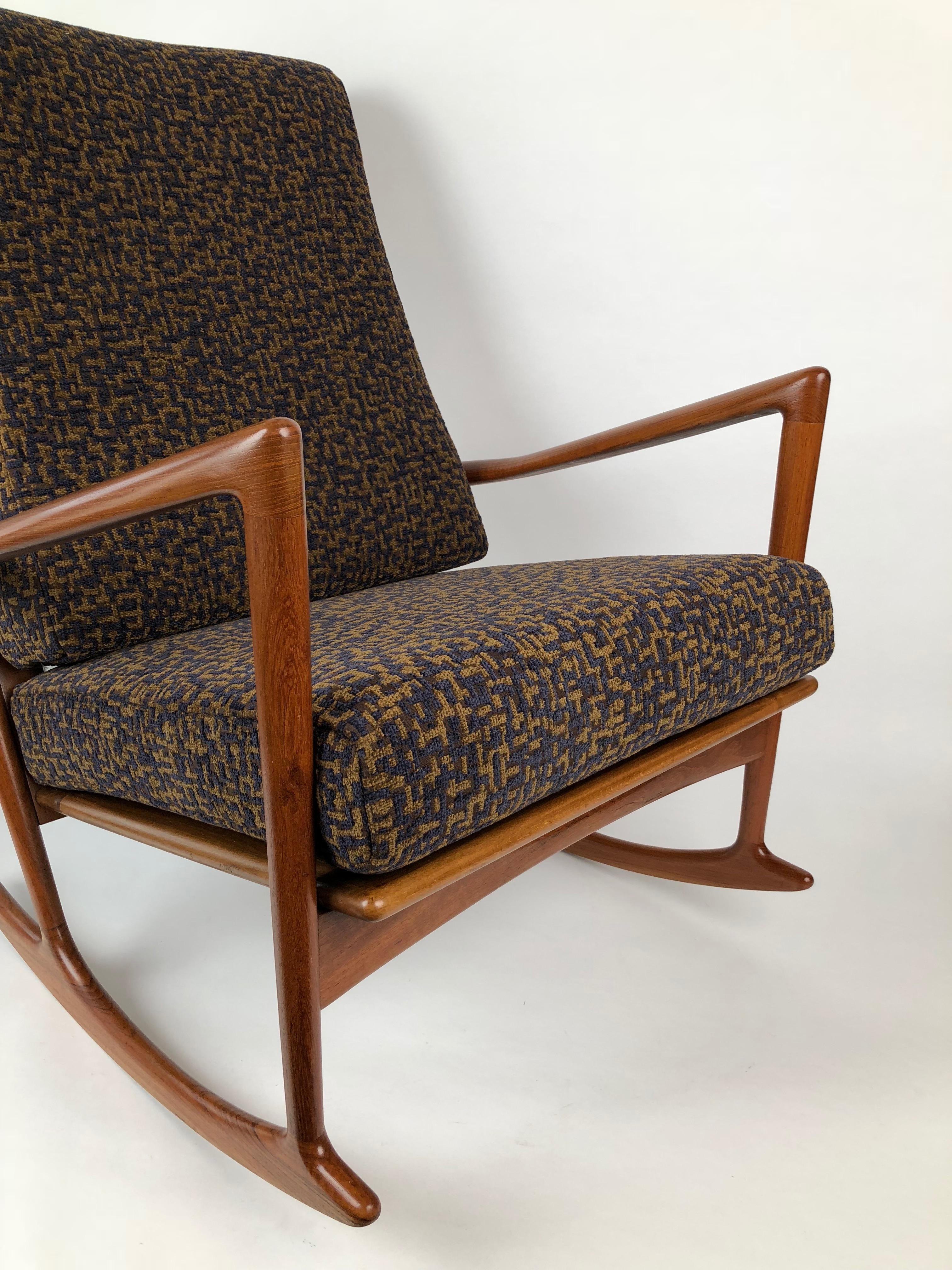 Tissu d'ameublement Chaise à bascule d'Ib Kofod-Larsen de 1962 en vente