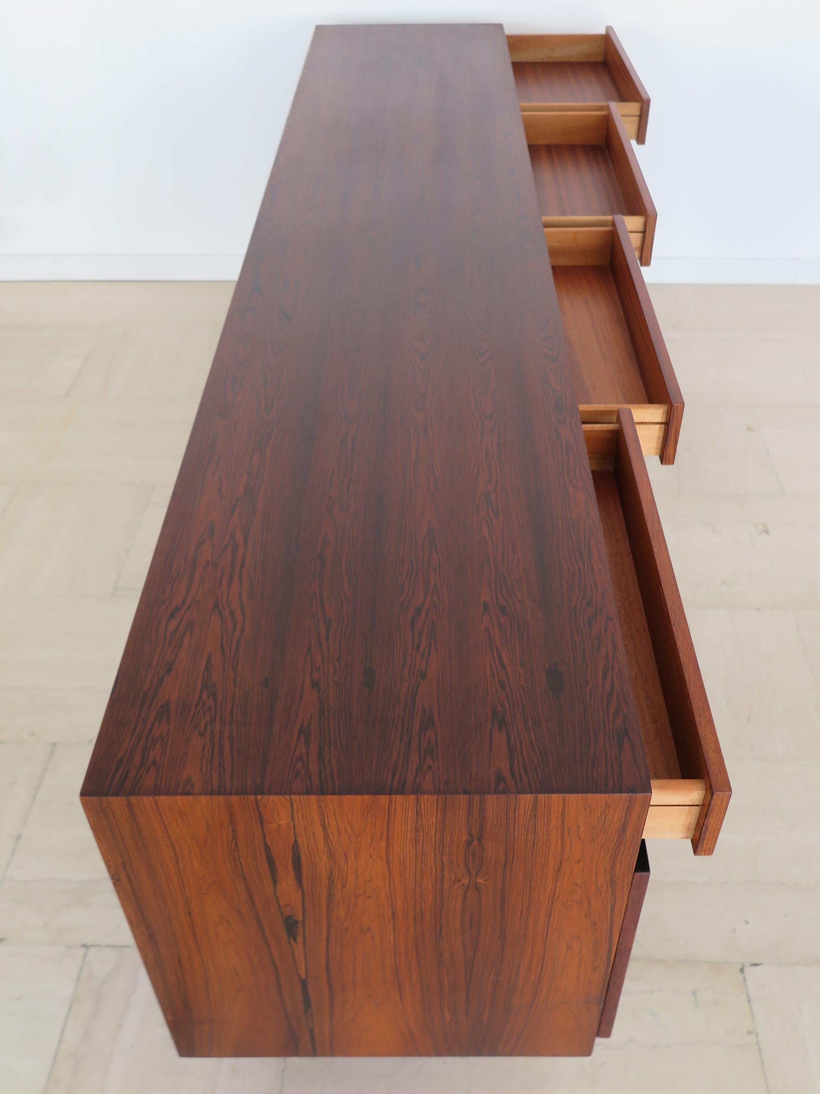 Ib Kofod larsen Aparador escandinavo de madera oscura de mediados de siglo, Dinamarca Años 60 en venta 3