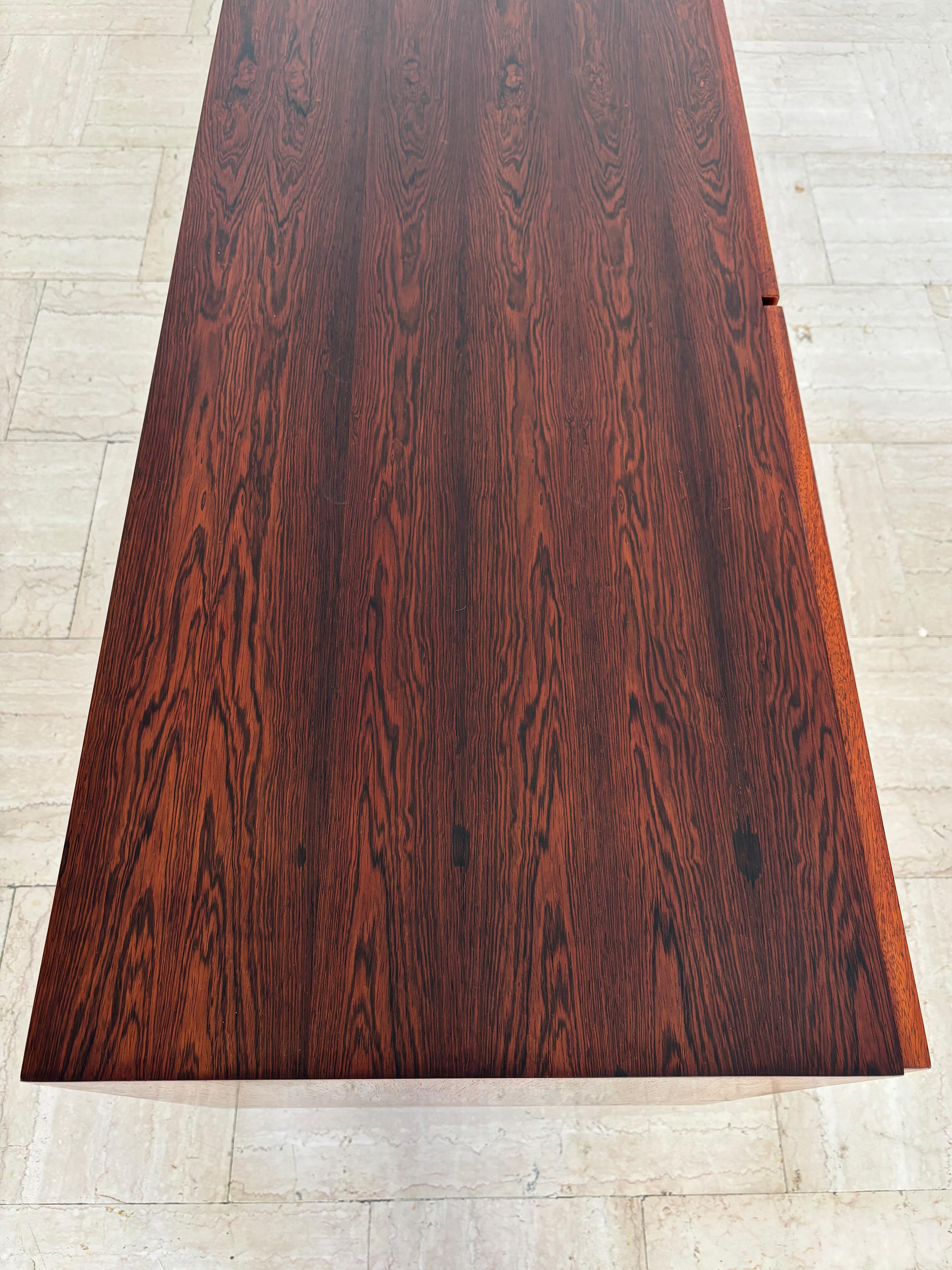 Ib Kofod larsen Aparador escandinavo de madera oscura de mediados de siglo, Dinamarca Años 60 en venta 4