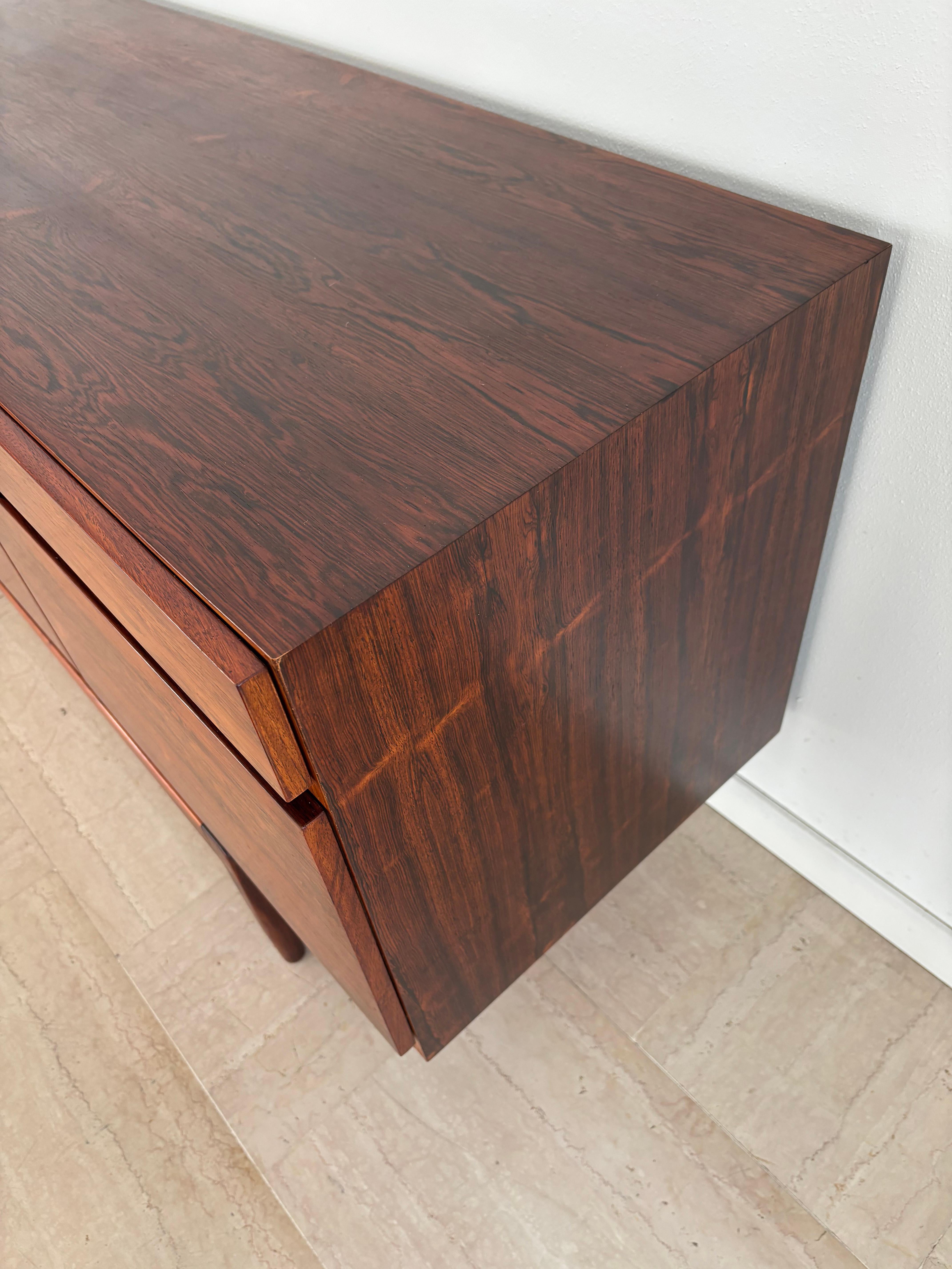 Ib Kofod larsen Aparador escandinavo de madera oscura de mediados de siglo, Dinamarca Años 60 en venta 5
