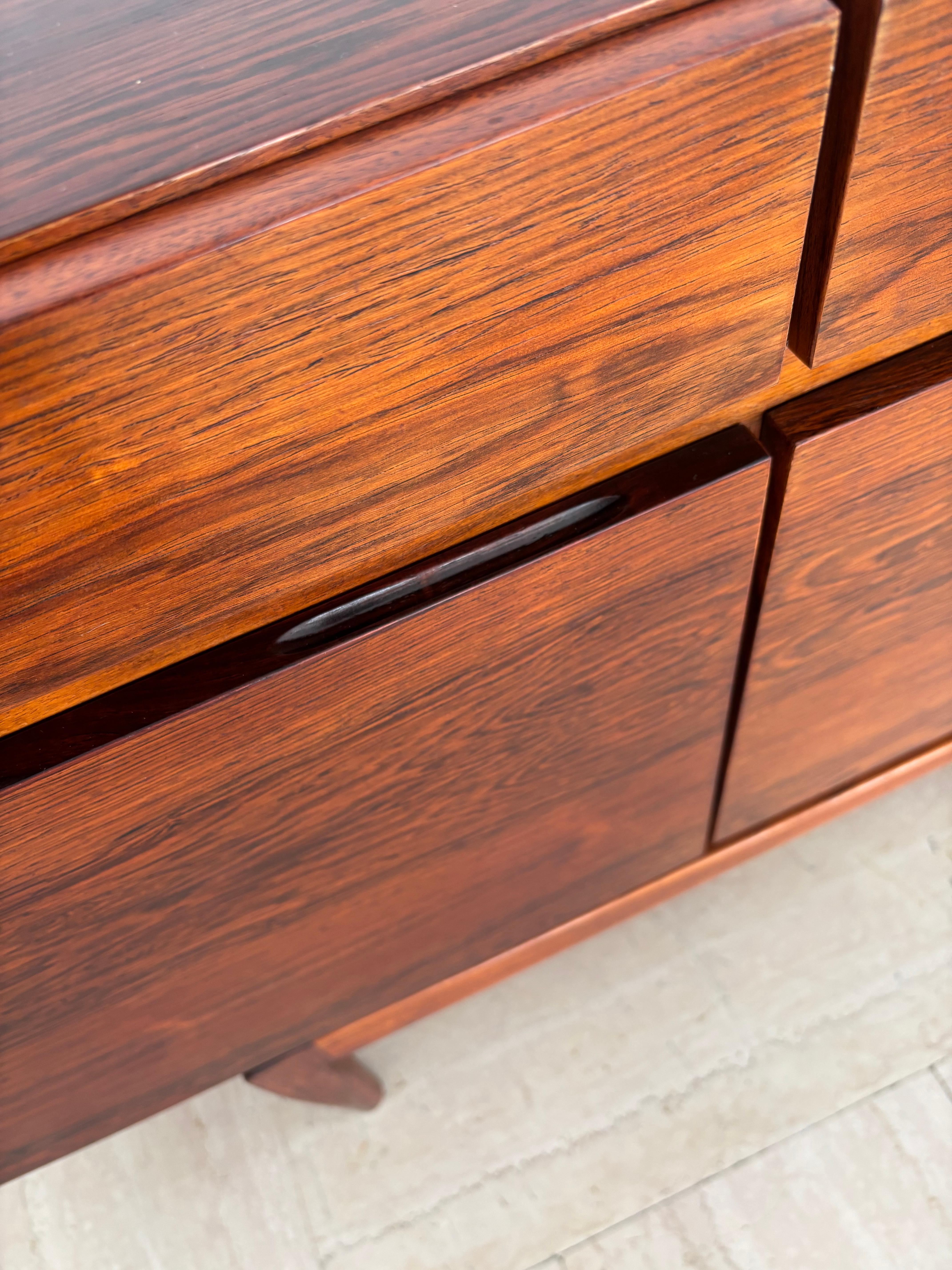 Ib Kofod larsen Aparador escandinavo de madera oscura de mediados de siglo, Dinamarca Años 60 en venta 6