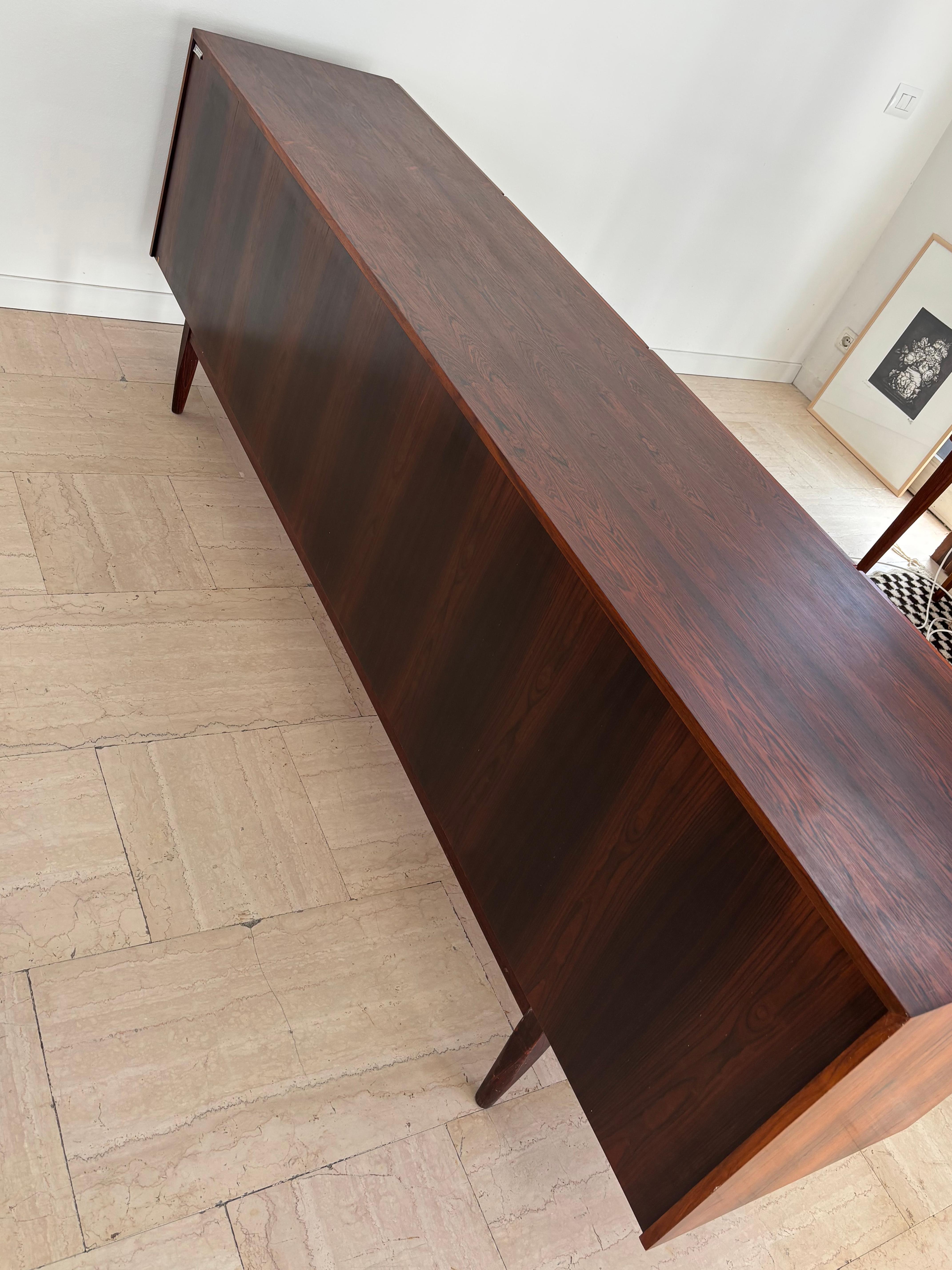 Ib Kofod larsen Aparador escandinavo de madera oscura de mediados de siglo, Dinamarca Años 60 en venta 7