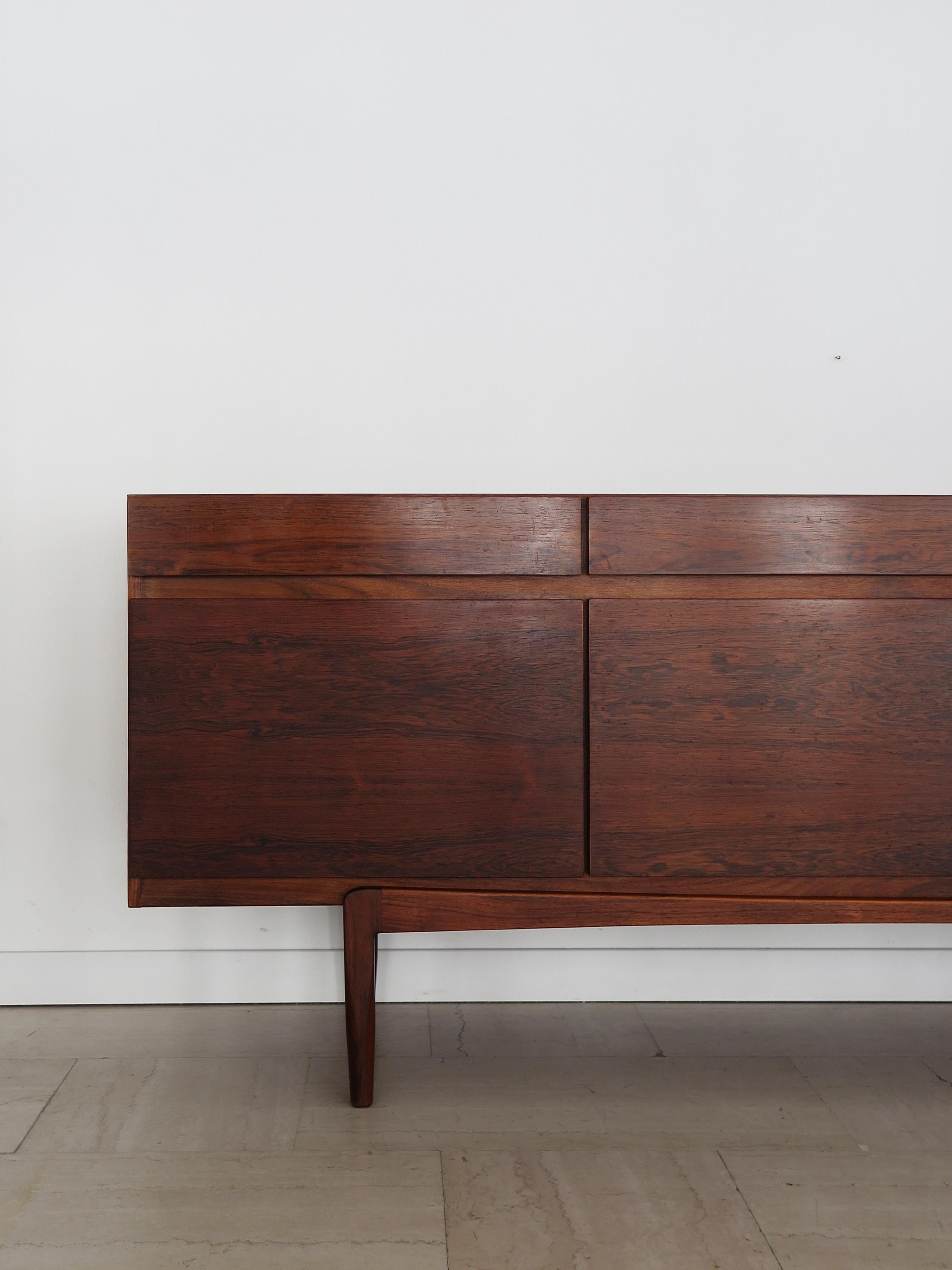 Ib Kofod larsen Aparador escandinavo de madera oscura de mediados de siglo, Dinamarca Años 60 Escandinavo moderno en venta
