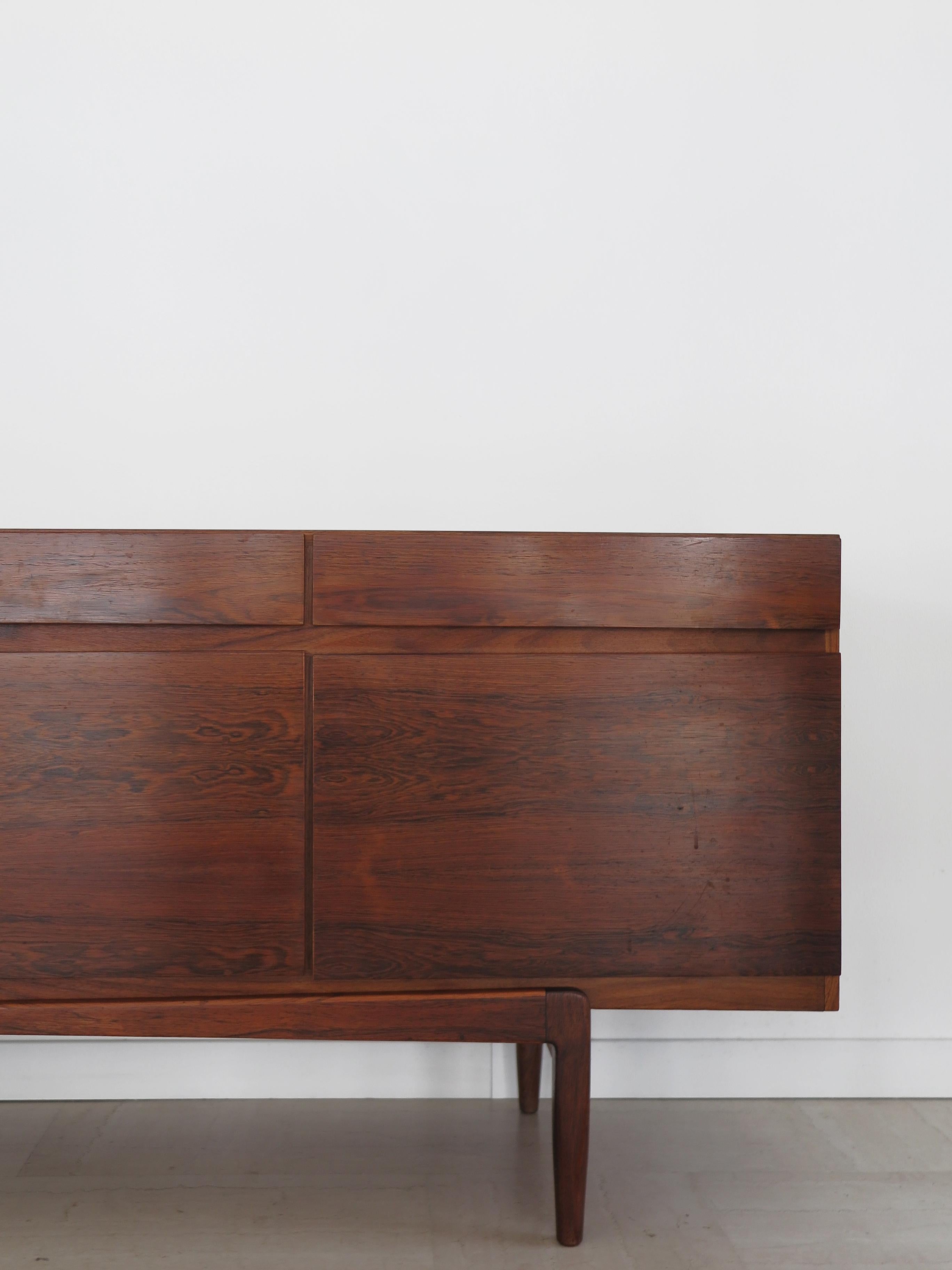 Ib Kofod larsen Aparador escandinavo de madera oscura de mediados de siglo, Dinamarca Años 60 en Bueno estado para la venta en Reggio Emilia, IT