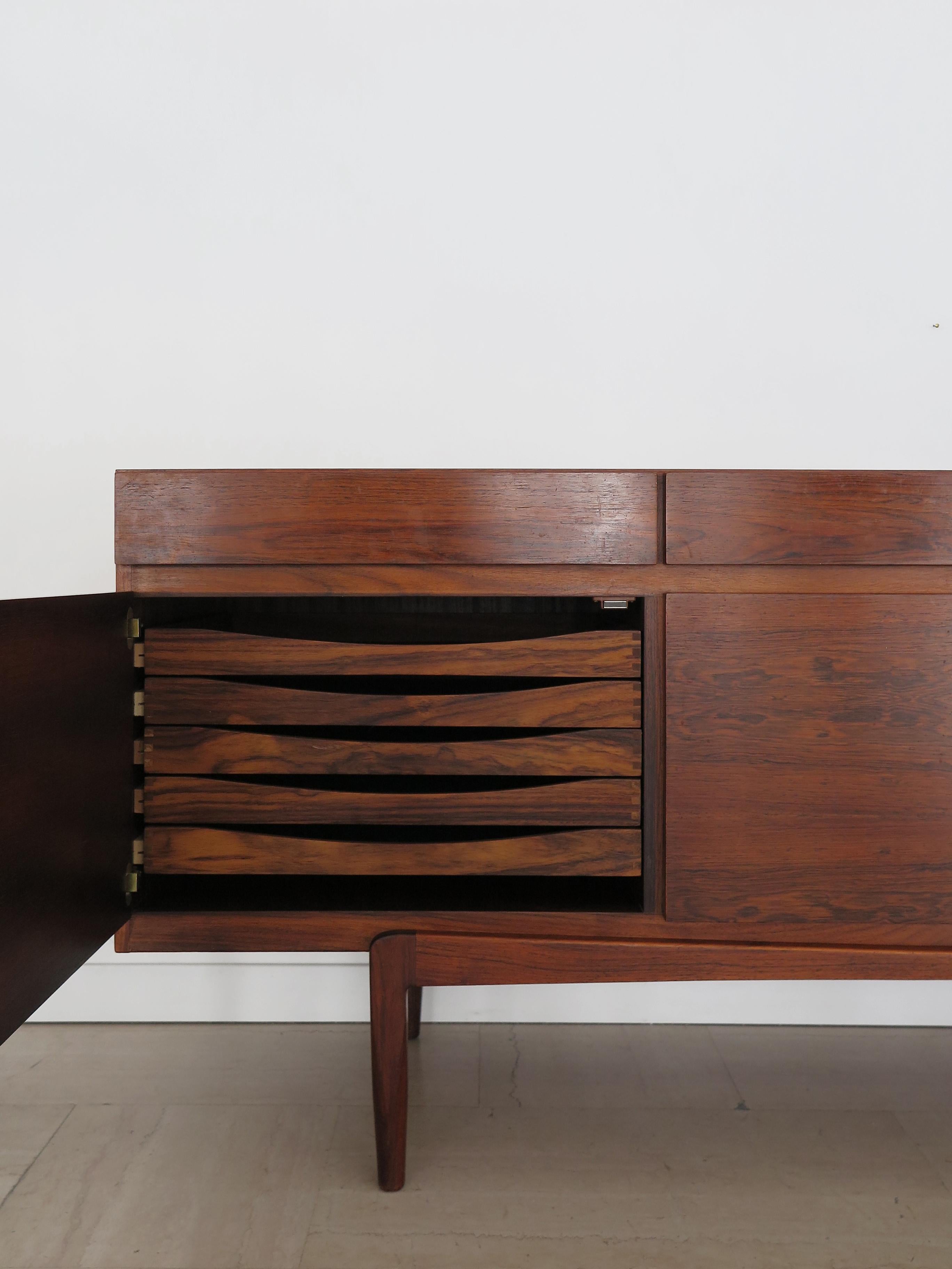 Ib Kofod larsen Aparador escandinavo de madera oscura de mediados de siglo, Dinamarca Años 60 Madera en venta
