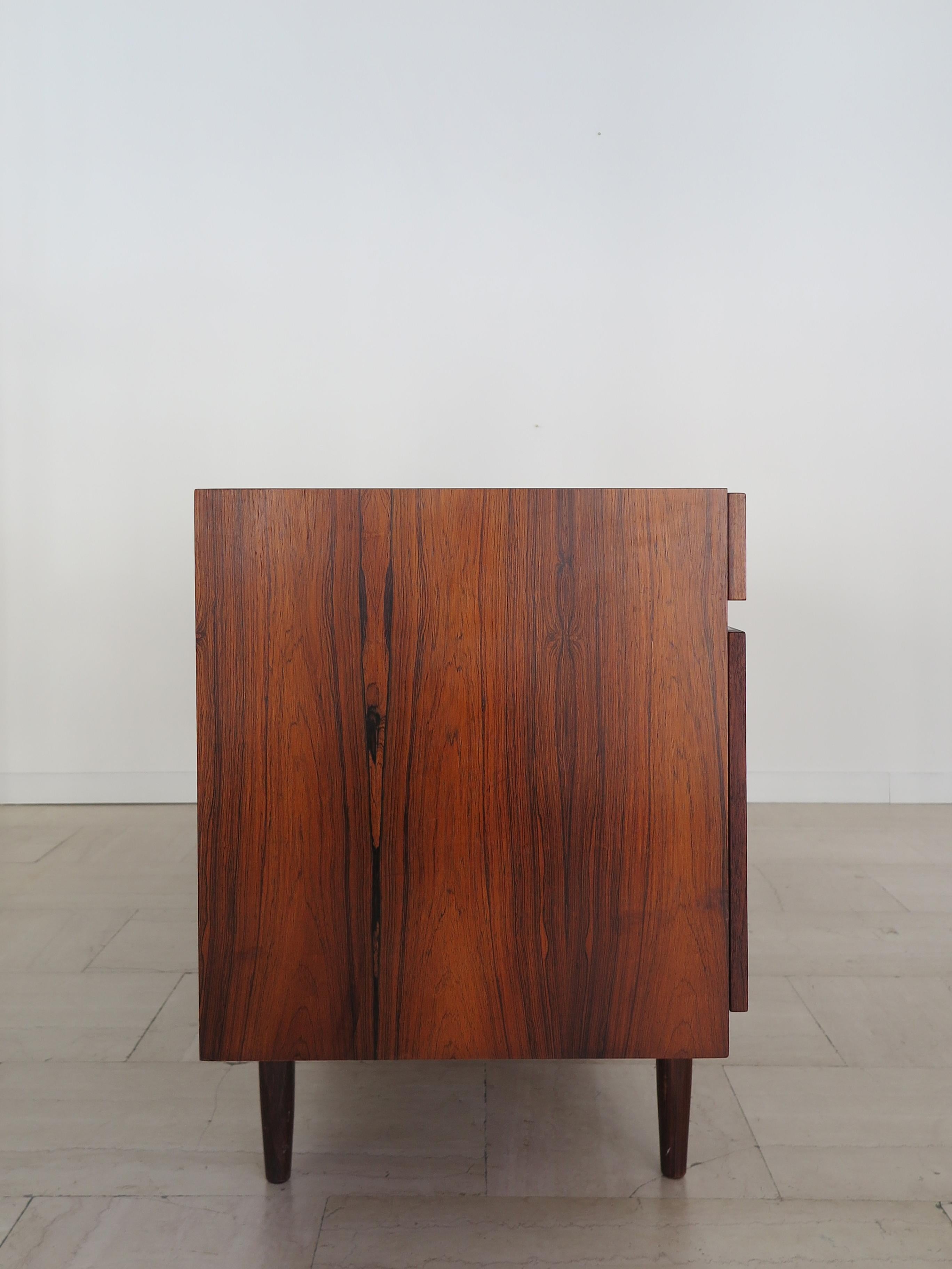 Ib Kofod larsen Aparador escandinavo de madera oscura de mediados de siglo, Dinamarca Años 60 en venta 2