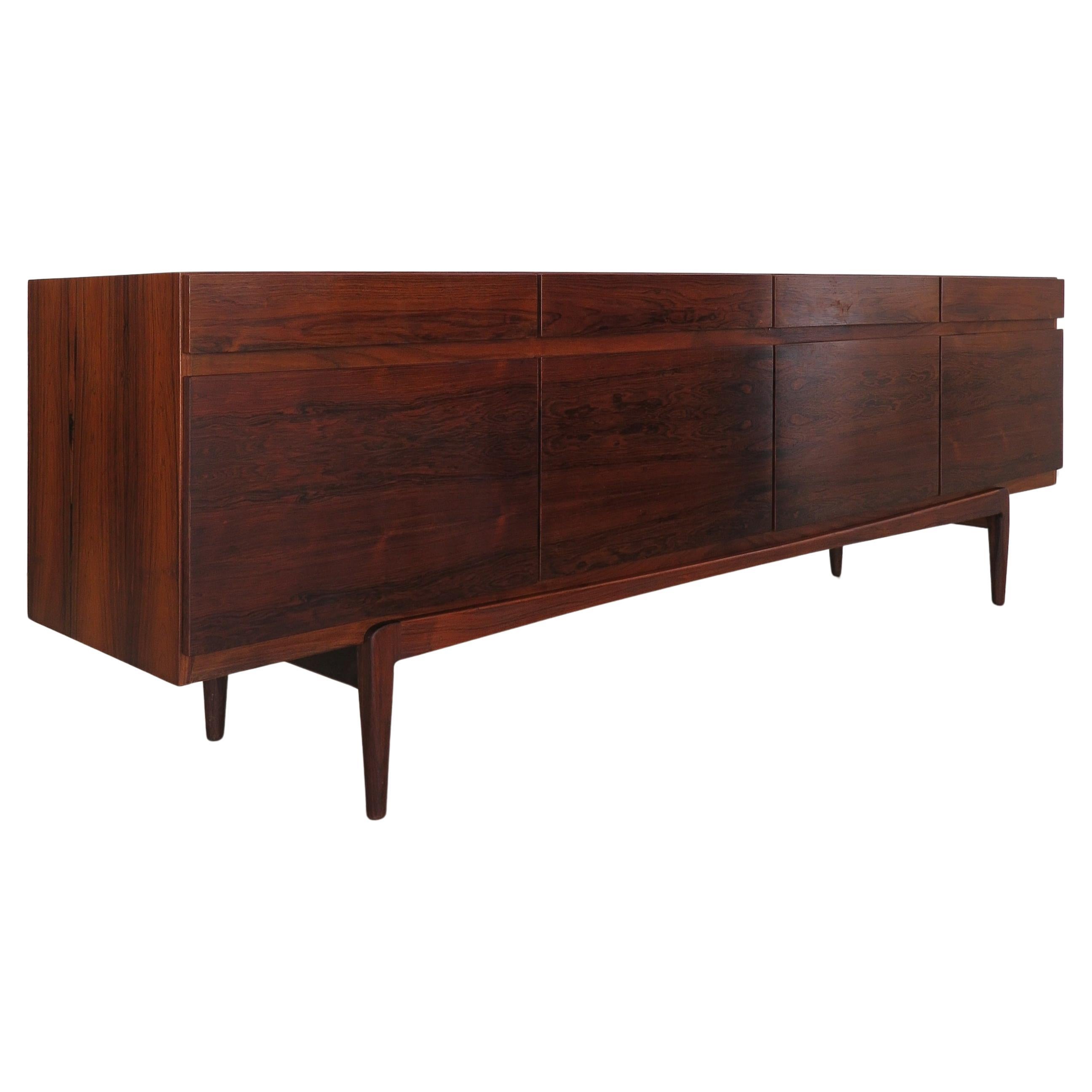 Ib Kofod larsen Aparador escandinavo de madera oscura de mediados de siglo, Dinamarca Años 60 en venta