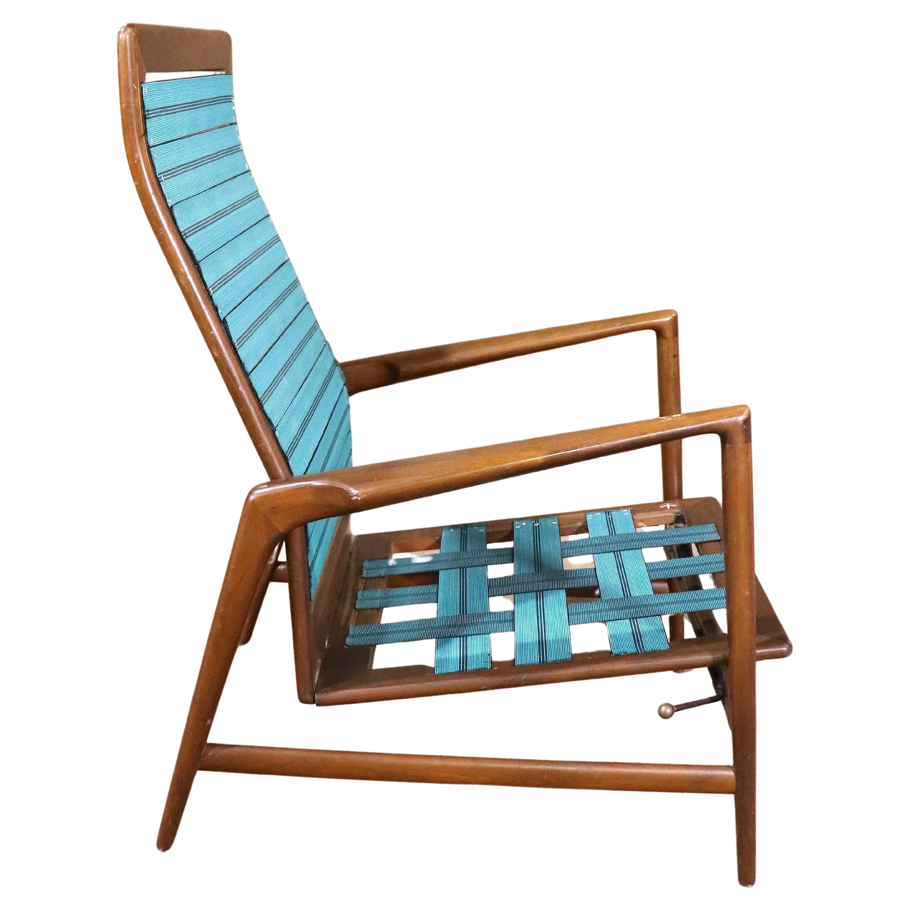Dänischer Sessel von Ib Kofod-Larsen für Selig. Mit verstellbarer Rückenlehne, geformten Armlehnen und einem hohen, gebogenen Rücken.
Bitte bestätigen Sie den Standort NY oder NJ