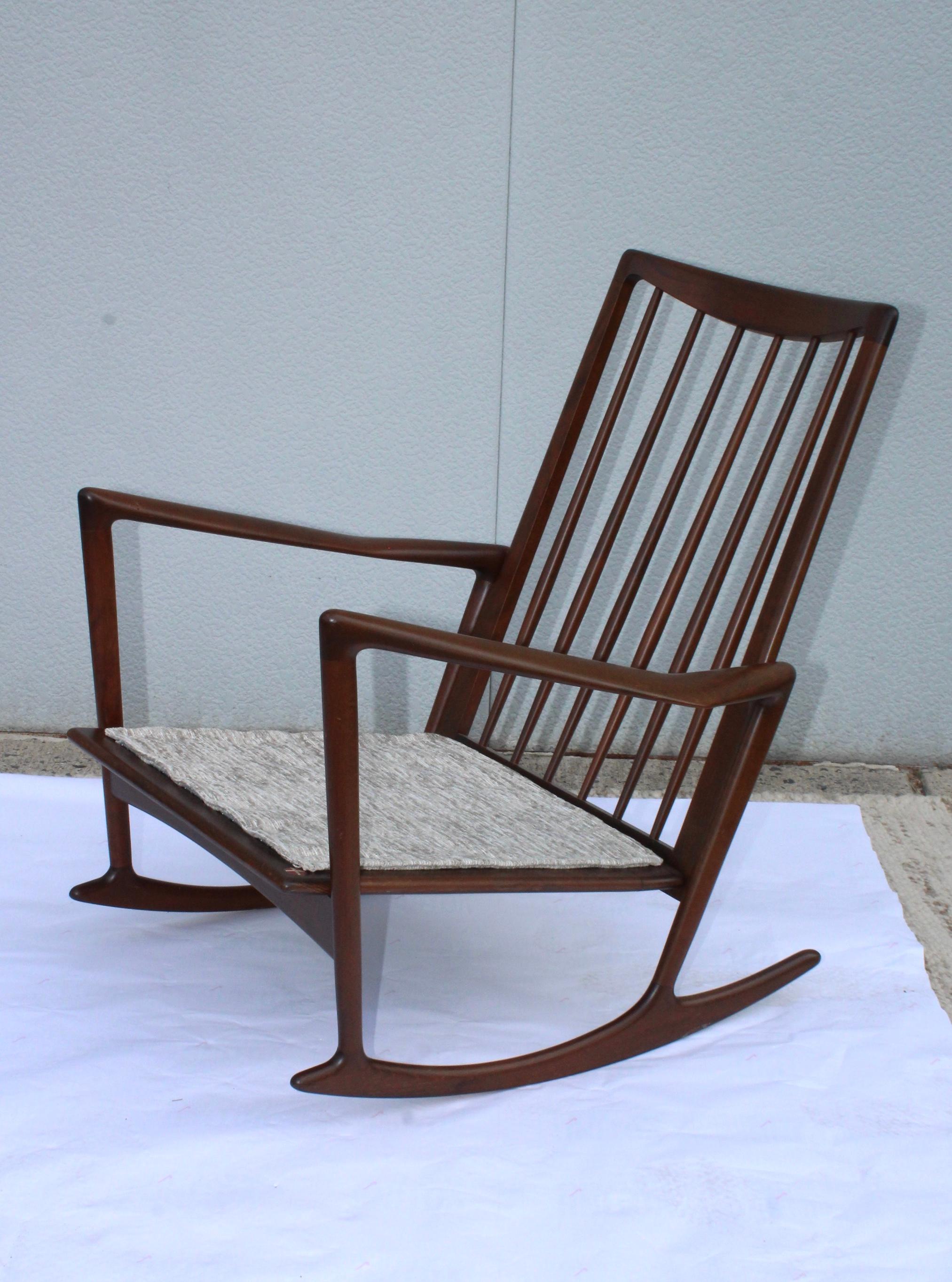 Silla mecedora escultural Ib Kofod-Larsen en venta 7