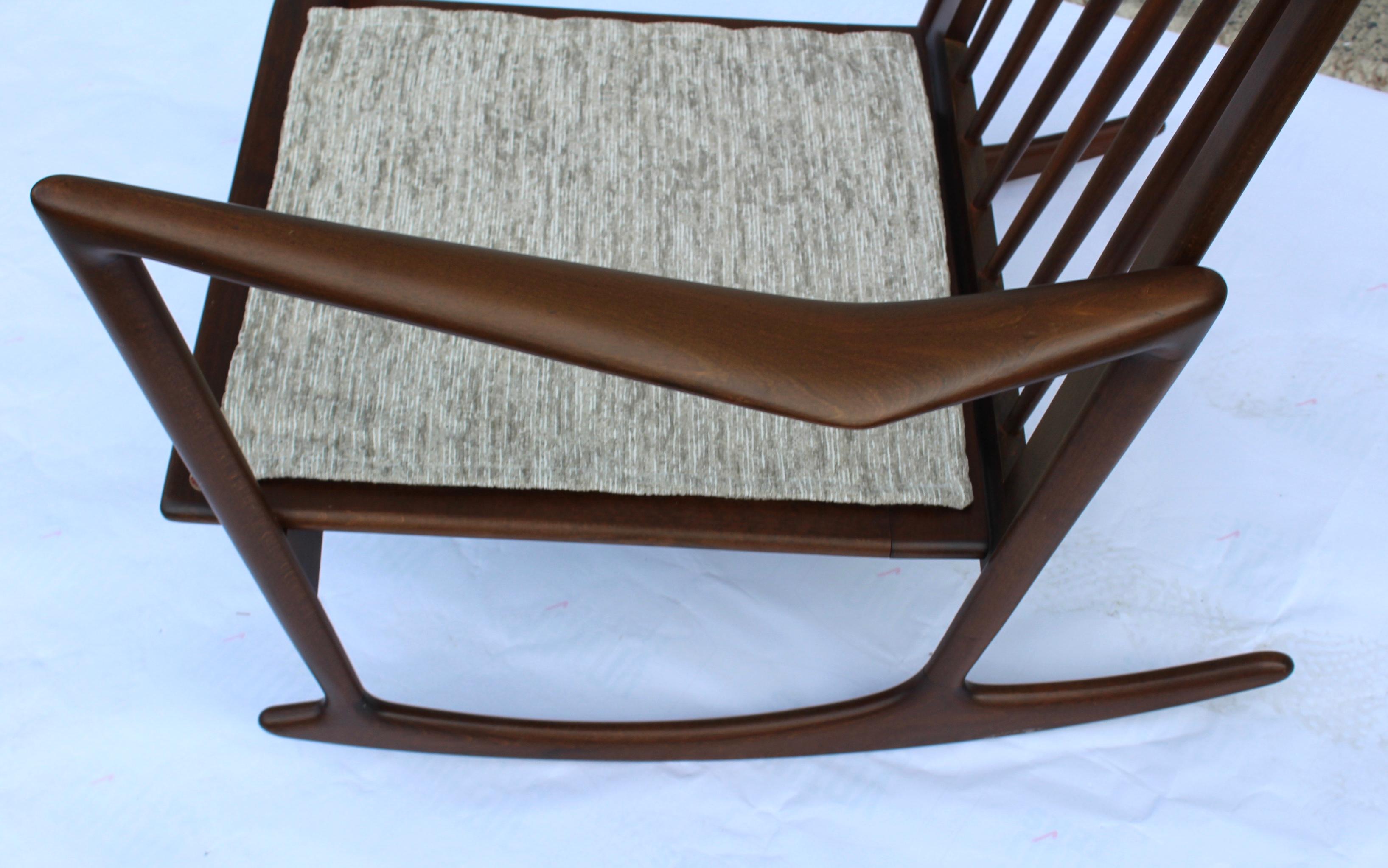 Silla mecedora escultural Ib Kofod-Larsen en venta 10