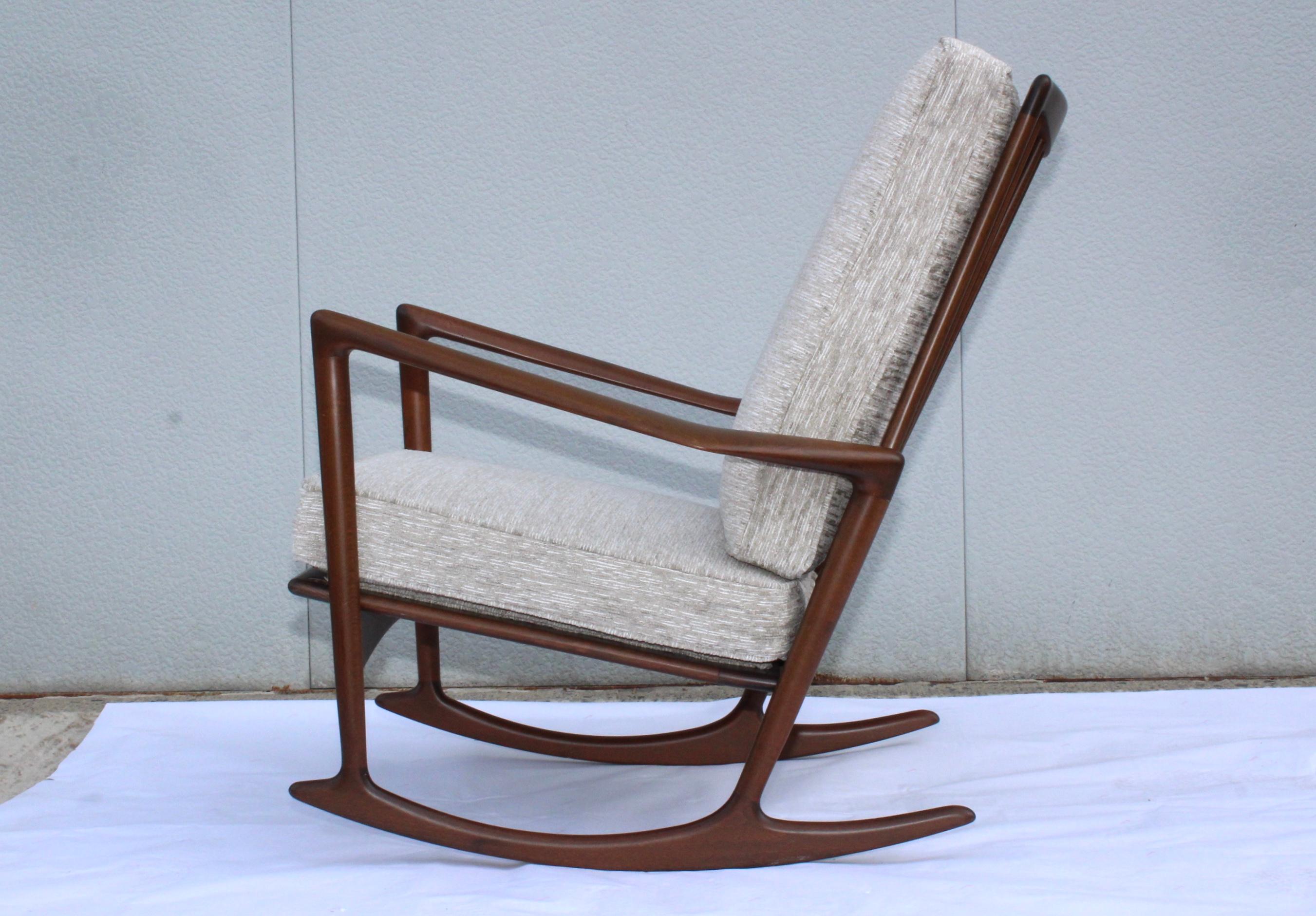 chaise à bascule sculpturale des années 1960, de style moderne du milieu du siècle, conçue par Ib Kofod-Larsen pour Selig Danemark.

  