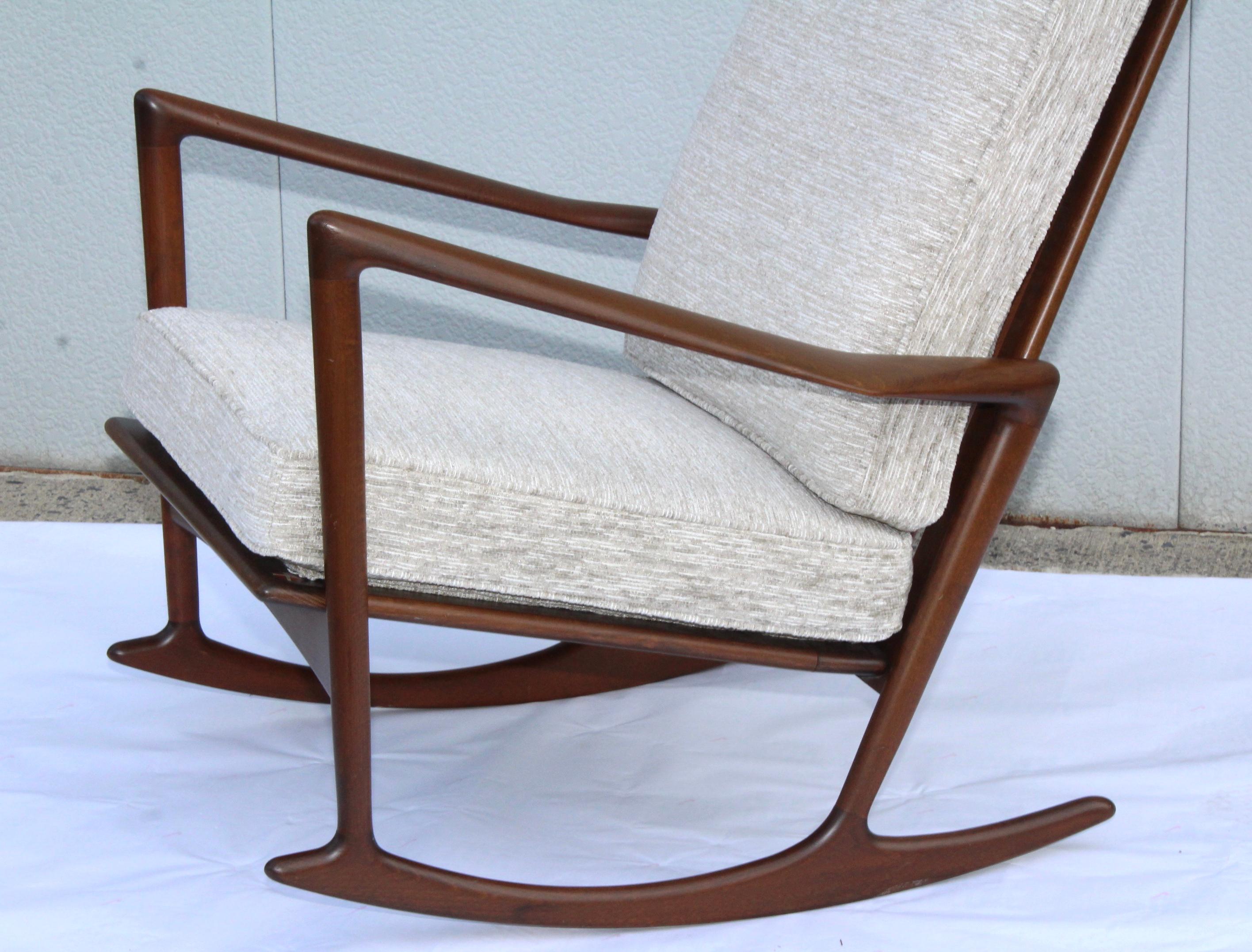 Mid-Century Modern Chaise berçante sculpturale IB Kofod-Larsen en vente