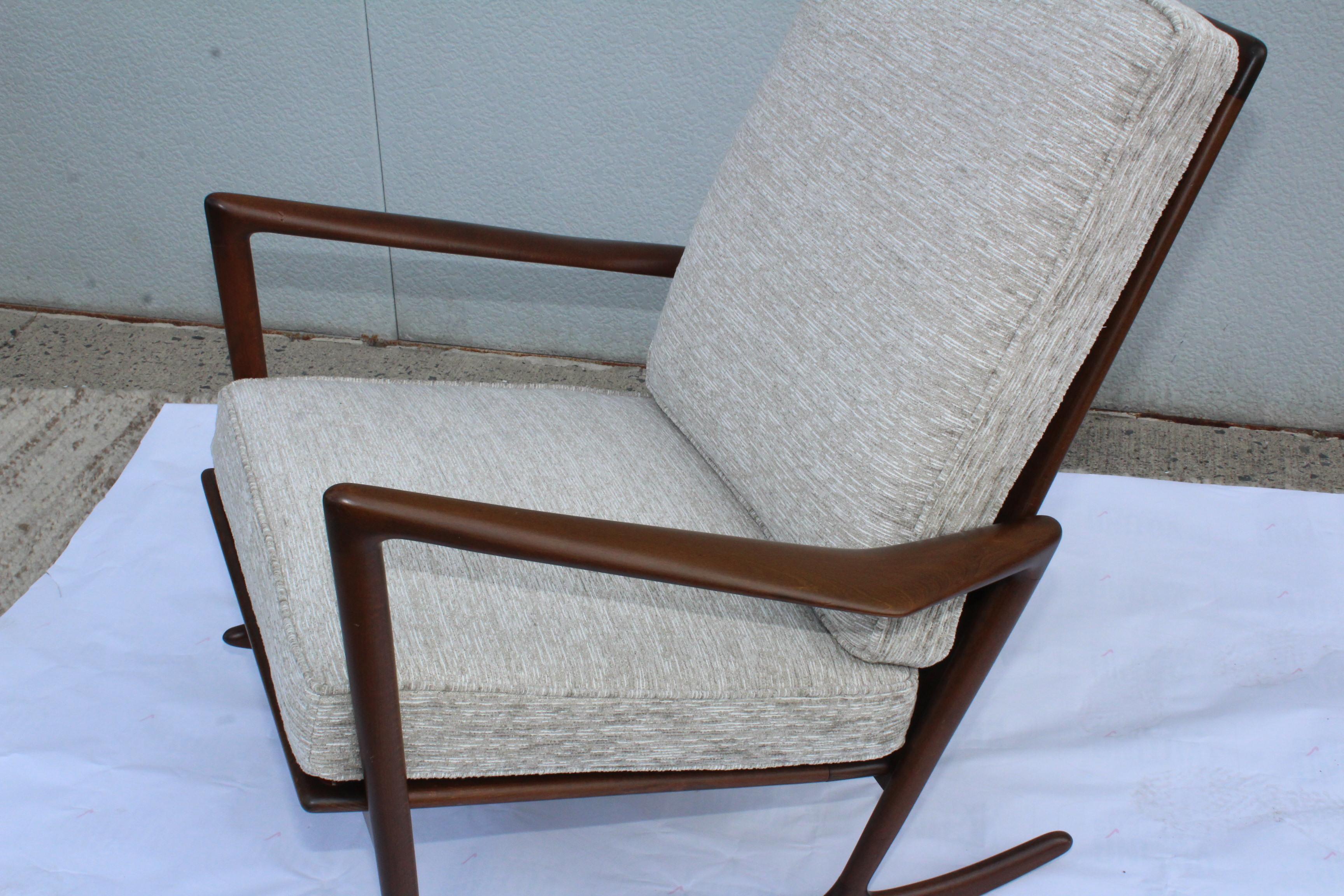 Silla mecedora escultural Ib Kofod-Larsen mediados del siglo XX en venta