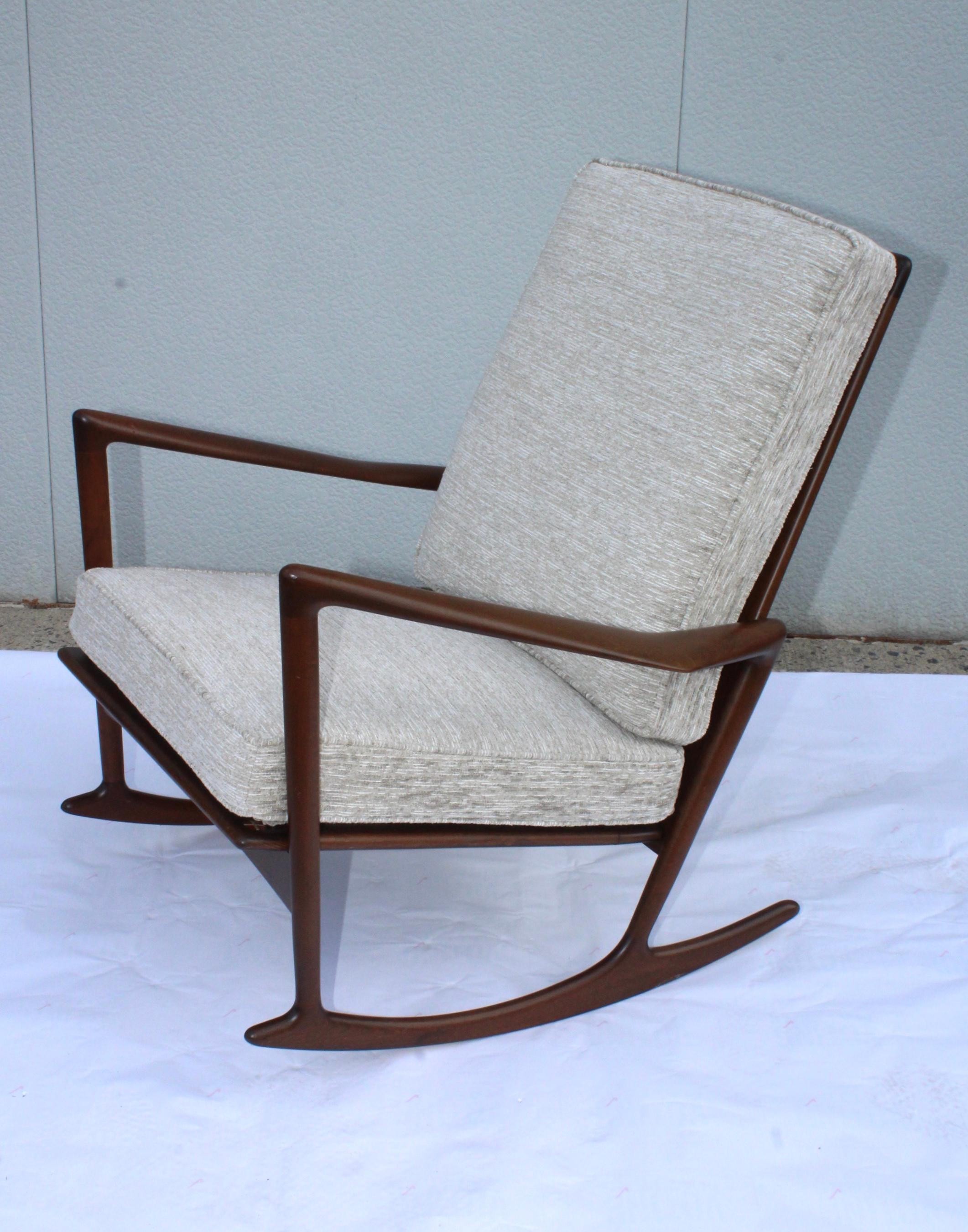 Milieu du XXe siècle Chaise berçante sculpturale IB Kofod-Larsen en vente