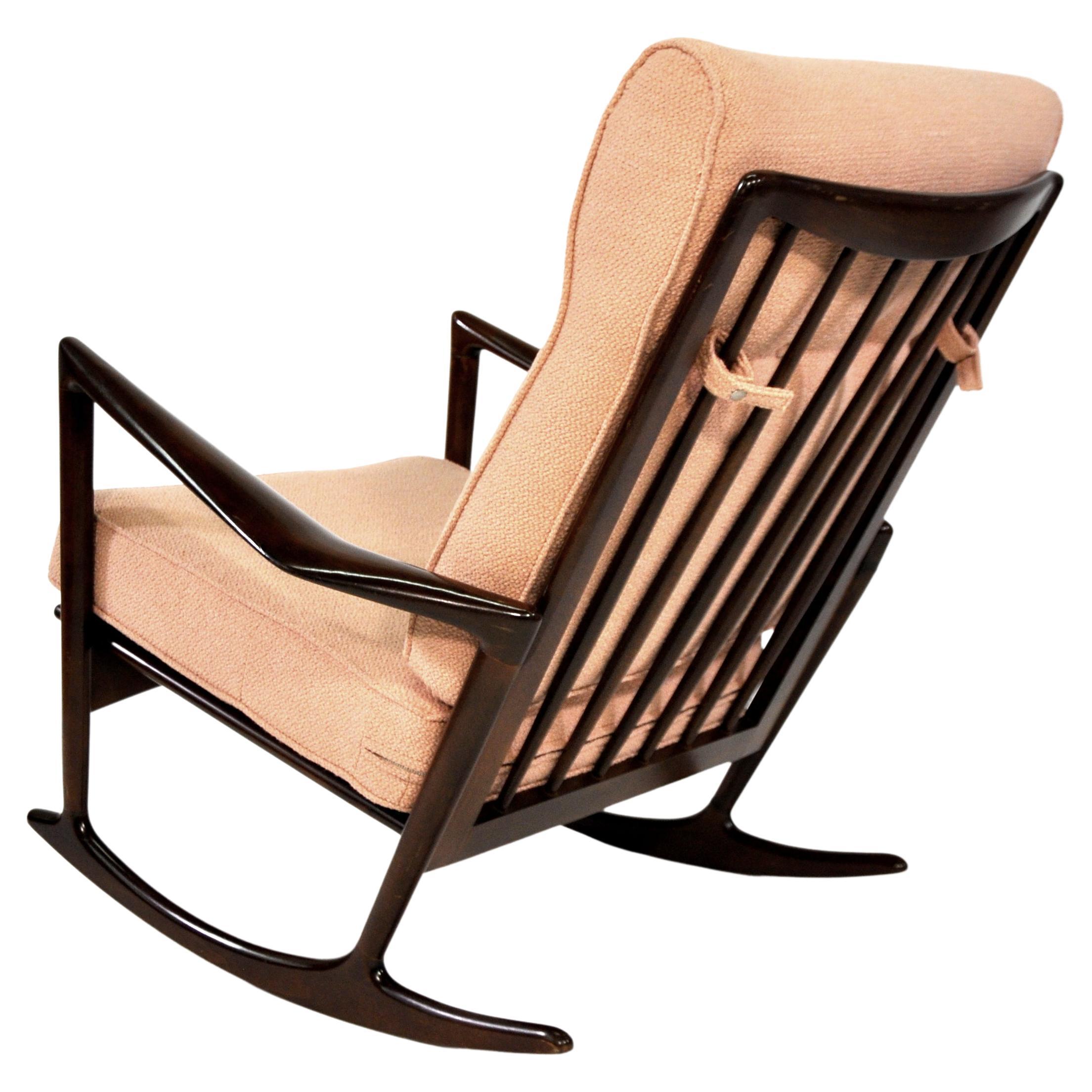 Chaise à bascule sculpturale d'Ib Kofod-Larsen pour Selig, Danemark, années 1960 en vente 5