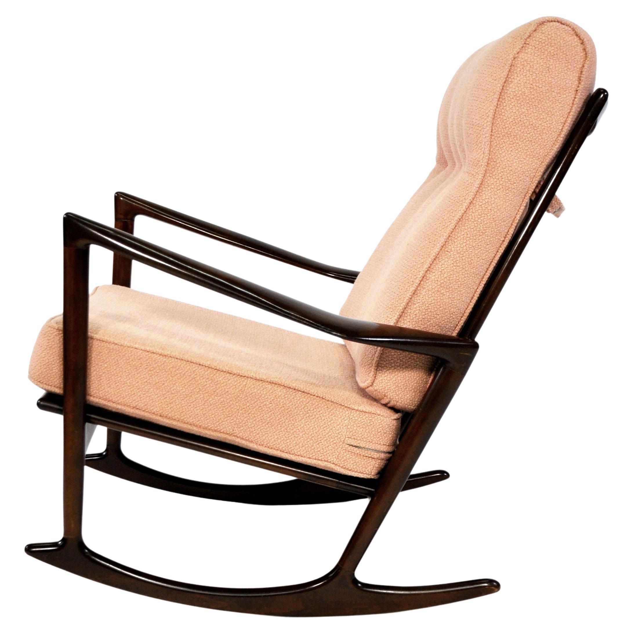 Rare fauteuil à bascule moderne danois du milieu du siècle, modèle 650-15, conçu par Ib Kofod-Larsen pour Selig au Danemark, vers les années 1960. Cette élégante chaise à bascule a une structure en bois de hêtre teintée de noyer avec un dossier
