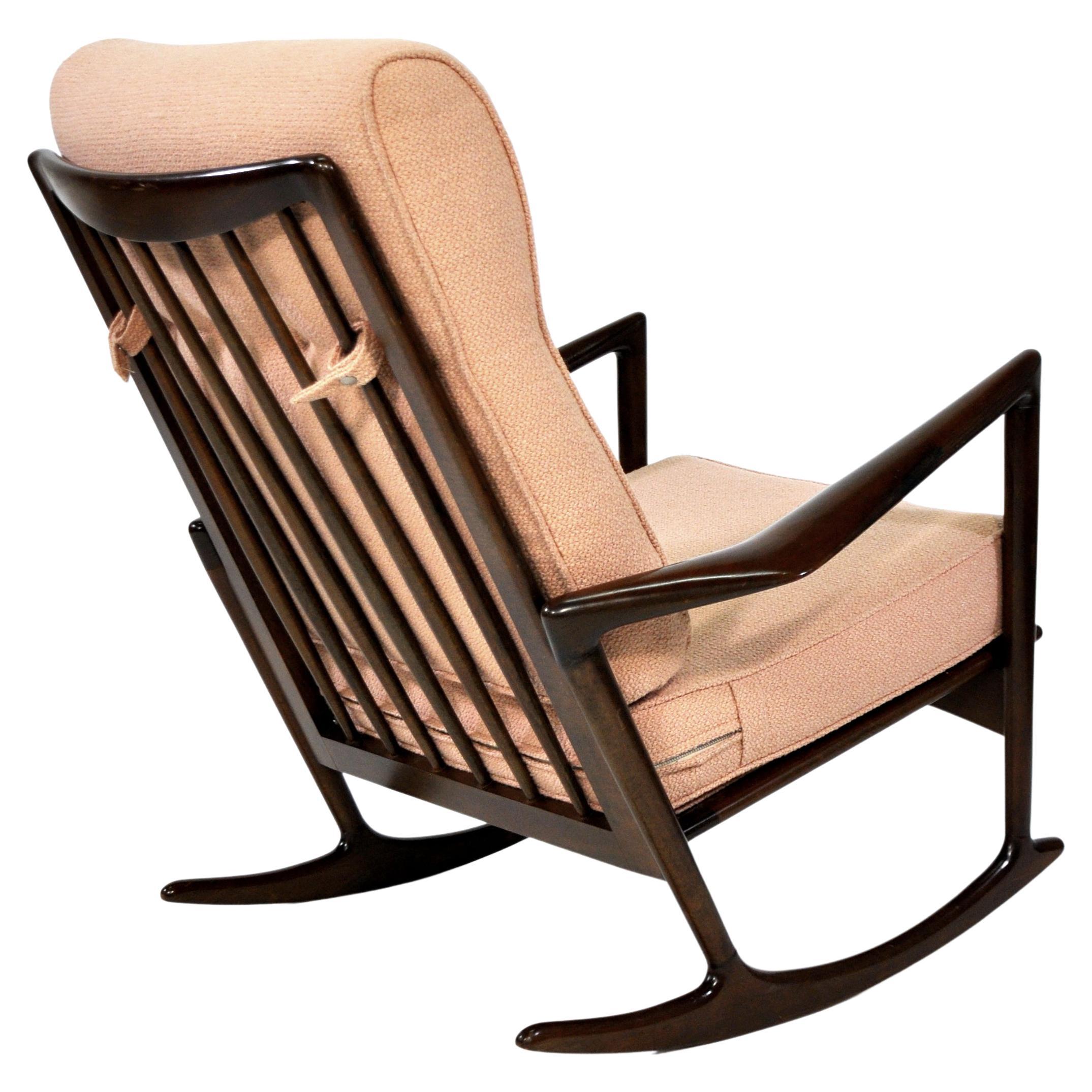 Tissu Chaise à bascule sculpturale d'Ib Kofod-Larsen pour Selig, Danemark, années 1960 en vente