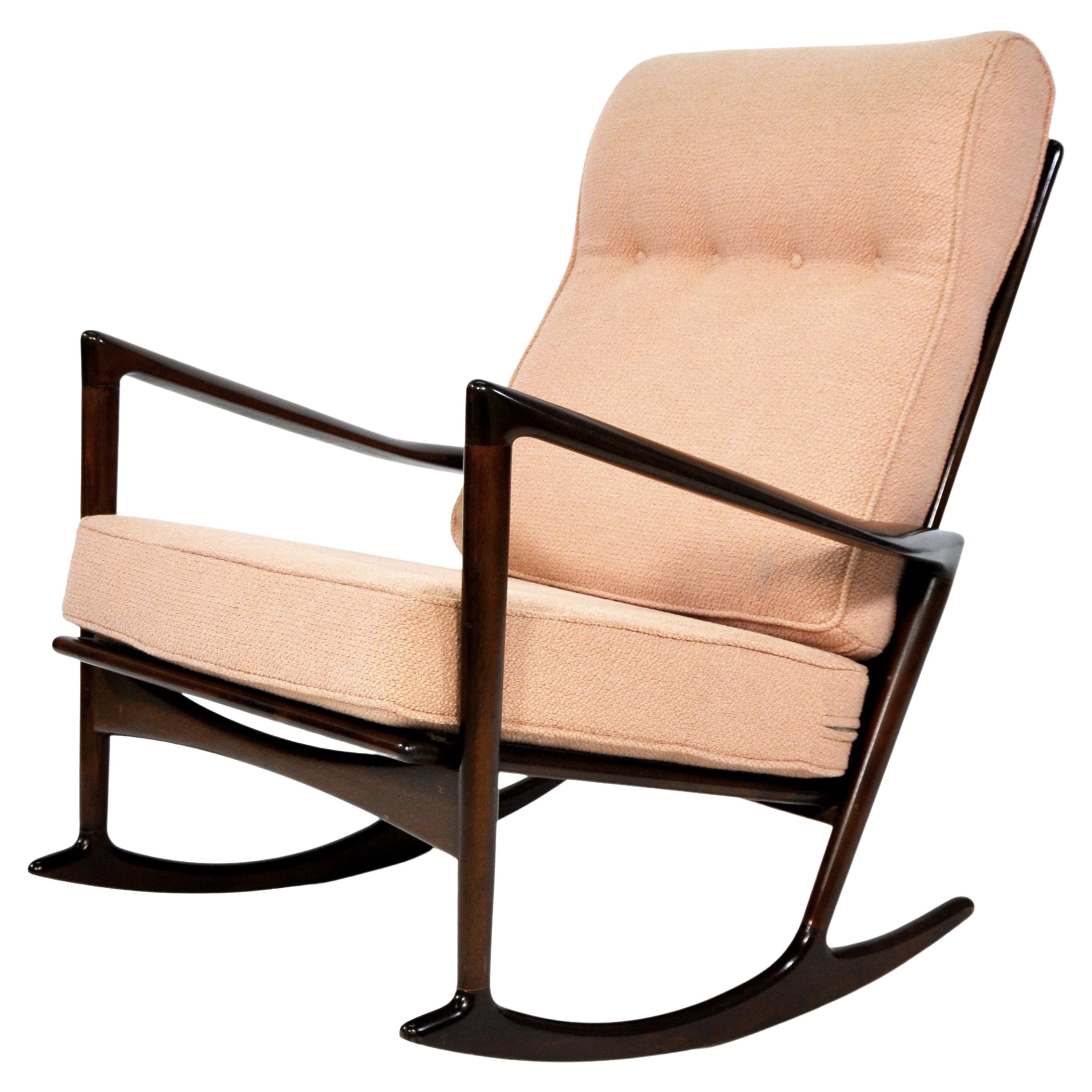 Chaise à bascule sculpturale d'Ib Kofod-Larsen pour Selig, Danemark, années 1960 en vente 1