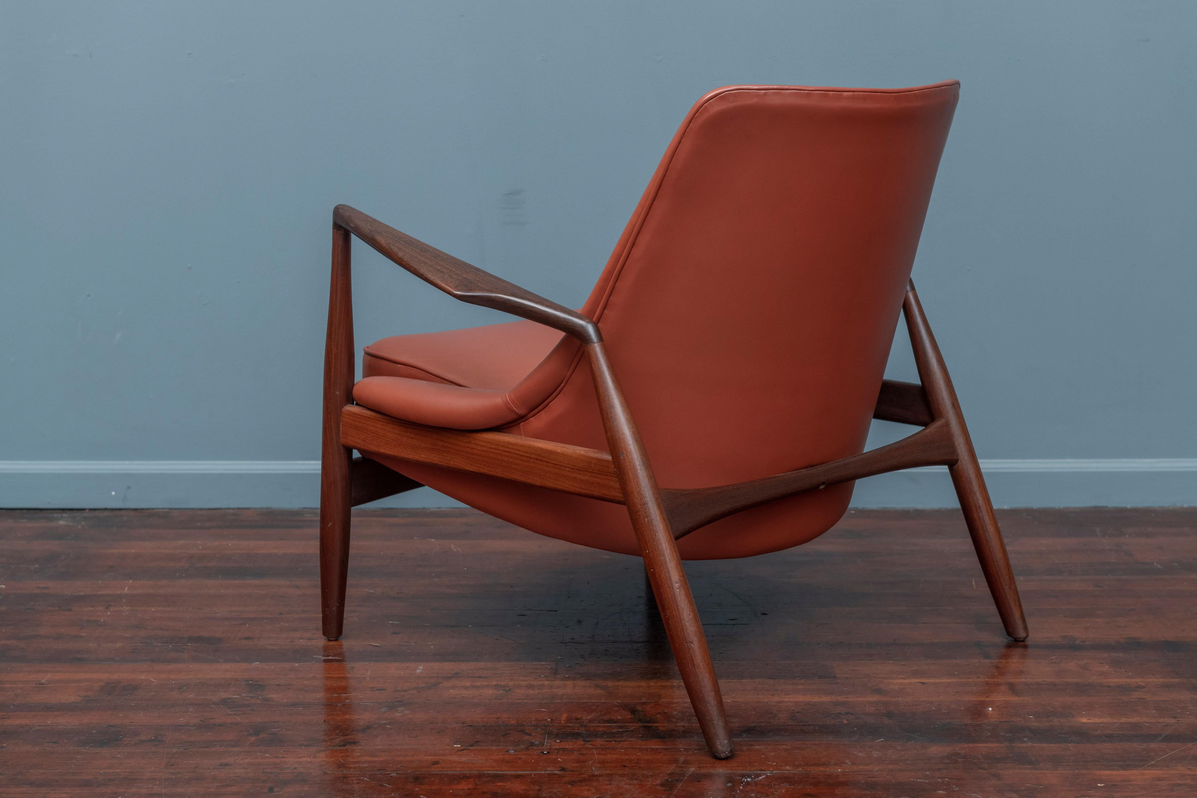 Ib Kofod-Larsen Seal Chair for OPE, Denmark In Good Condition For Sale In San Francisco, CA