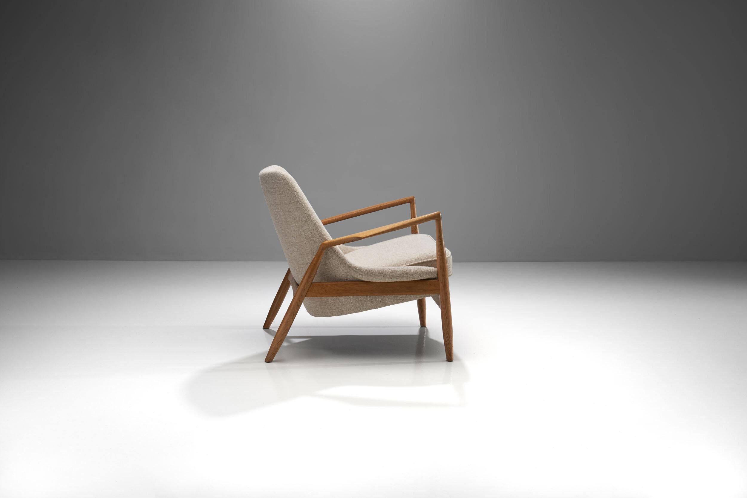 Scandinavian Modern Ib Kofod-Larsen Seal Lounge Chair in Light Linen Blend Fabric, Sweden, 1950s