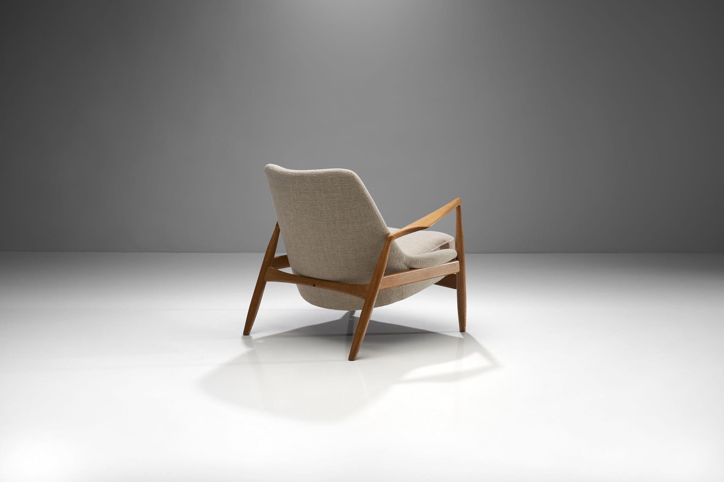 Swedish Ib Kofod-Larsen Seal Lounge Chair in Light Linen Blend Fabric, Sweden, 1950s
