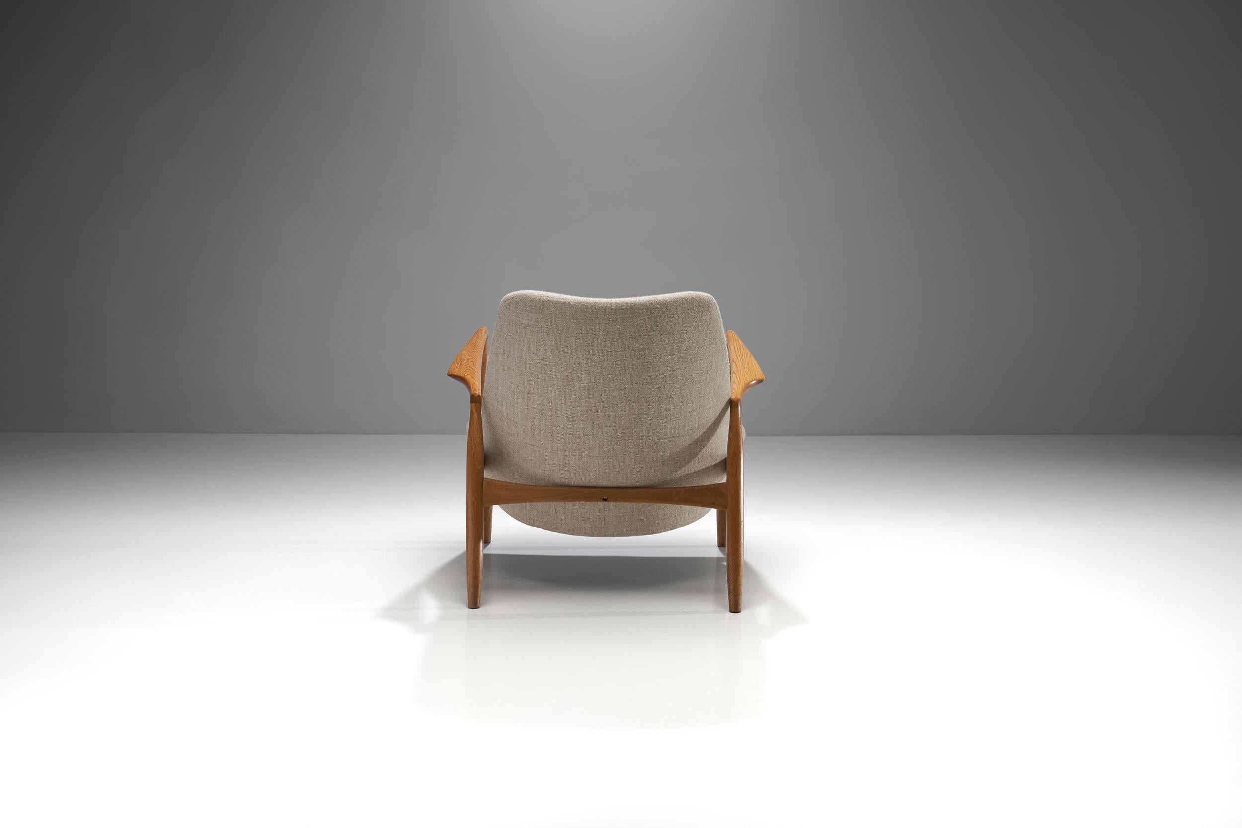 Ib Kofod-Larsen Seal Lounge Chair in Light Linen Blend Fabric, Sweden, 1950s In Good Condition In Utrecht, NL