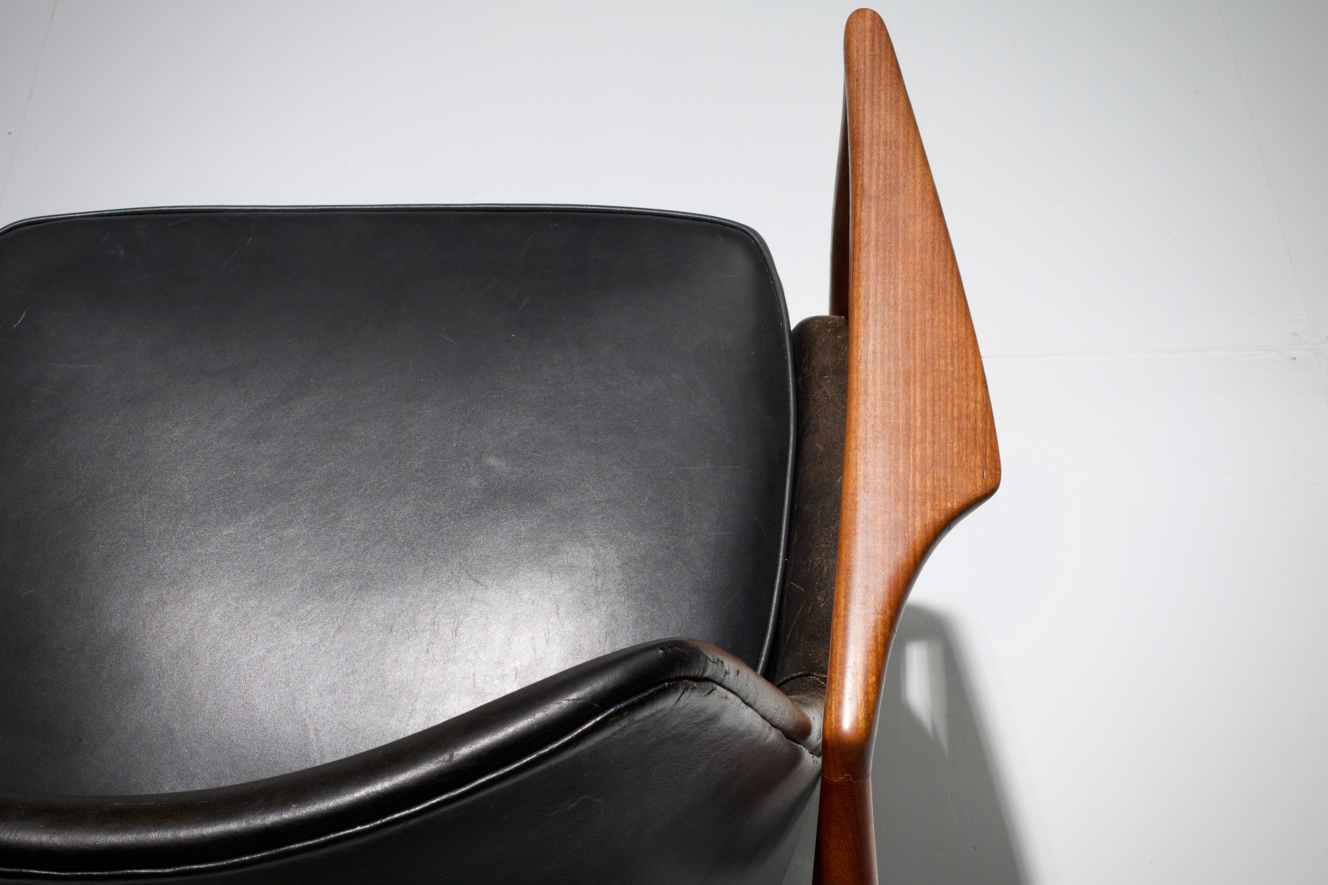 Ib Kofod-Larsen 'Seal'/' Sälen' Lounge Chair in Leather and Teak, Sweden, 1950's 1