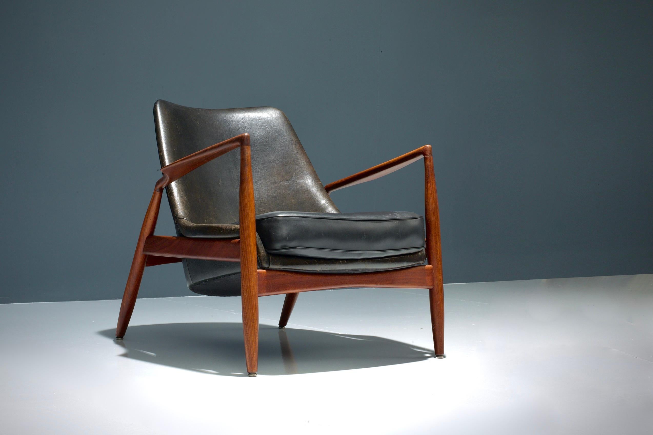 This famous lounge chair is called 'Sa¨len' or 'Seal' and is designed by the well known Danish designer Ib Kofod-Larsen. It was produced in the fifties by the Swedish company O.P.E. 

The Seal is a very antropomorph piece of furniture: the
