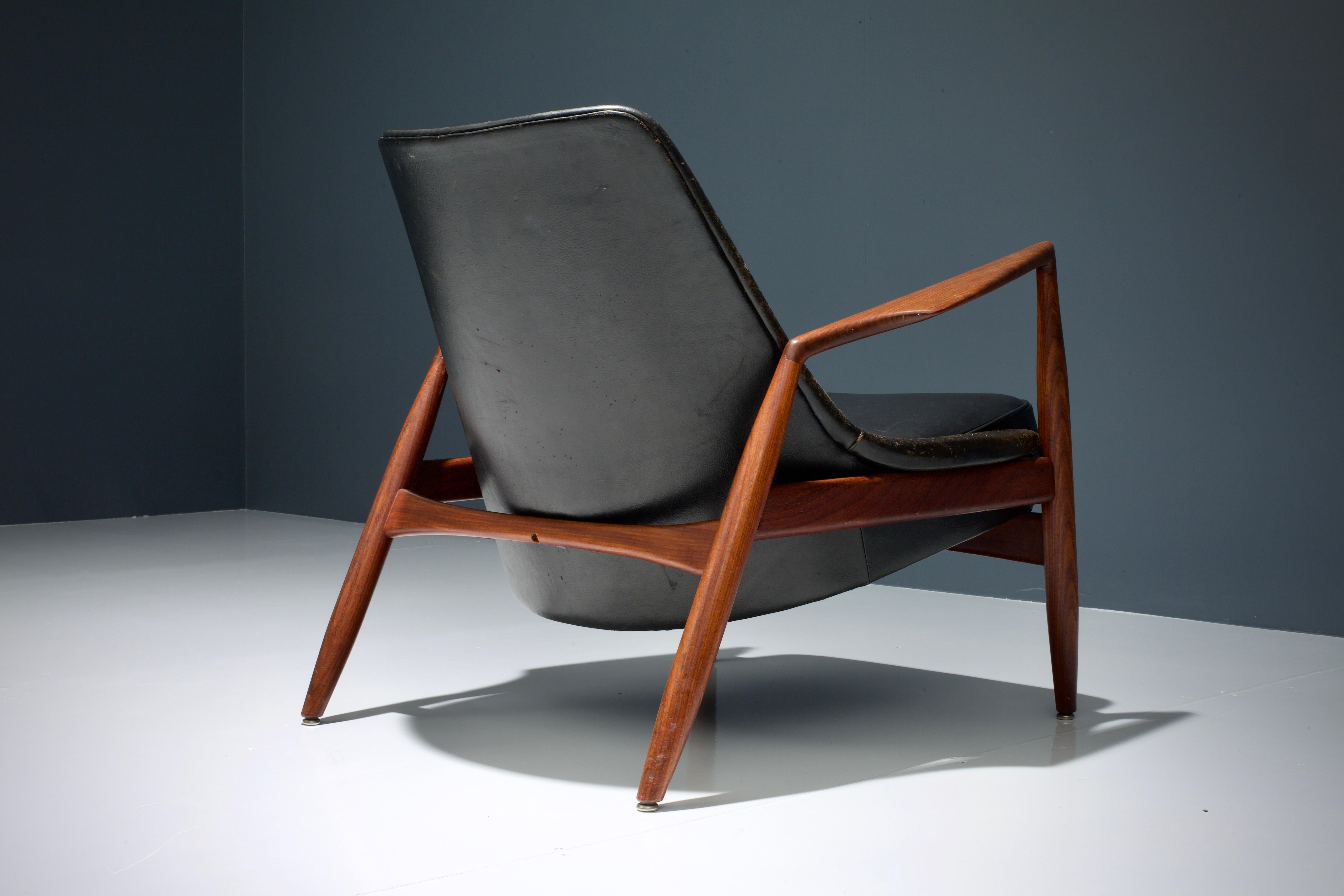 Mid-Century Modern Ib Kofod-Larsen 'Seal'/' Sälen' Lounge Chair in Leather and Teak, Sweden, 1950's