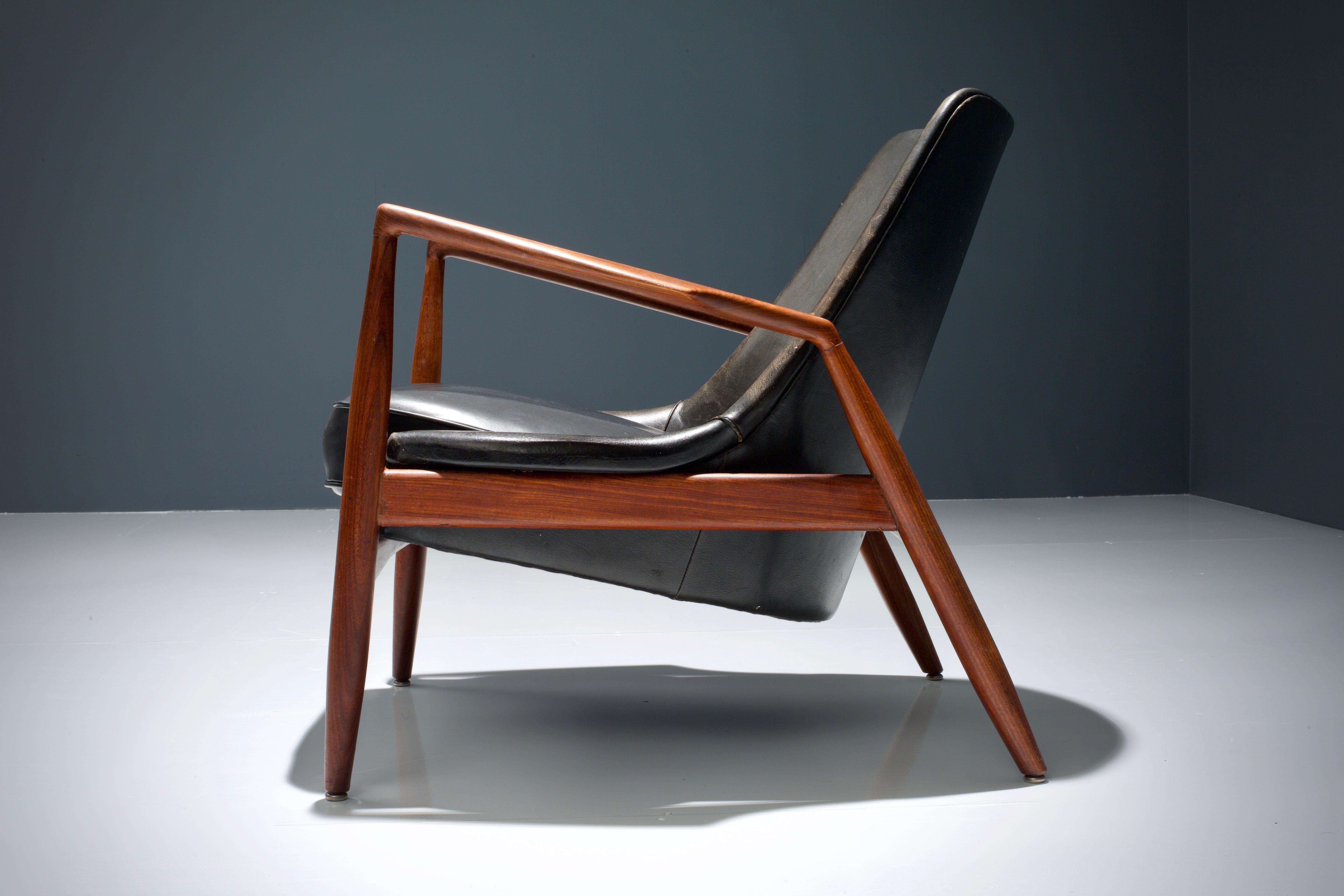 European Ib Kofod-Larsen 'Seal'/' Sälen' Lounge Chair in Leather and Teak, Sweden, 1950's
