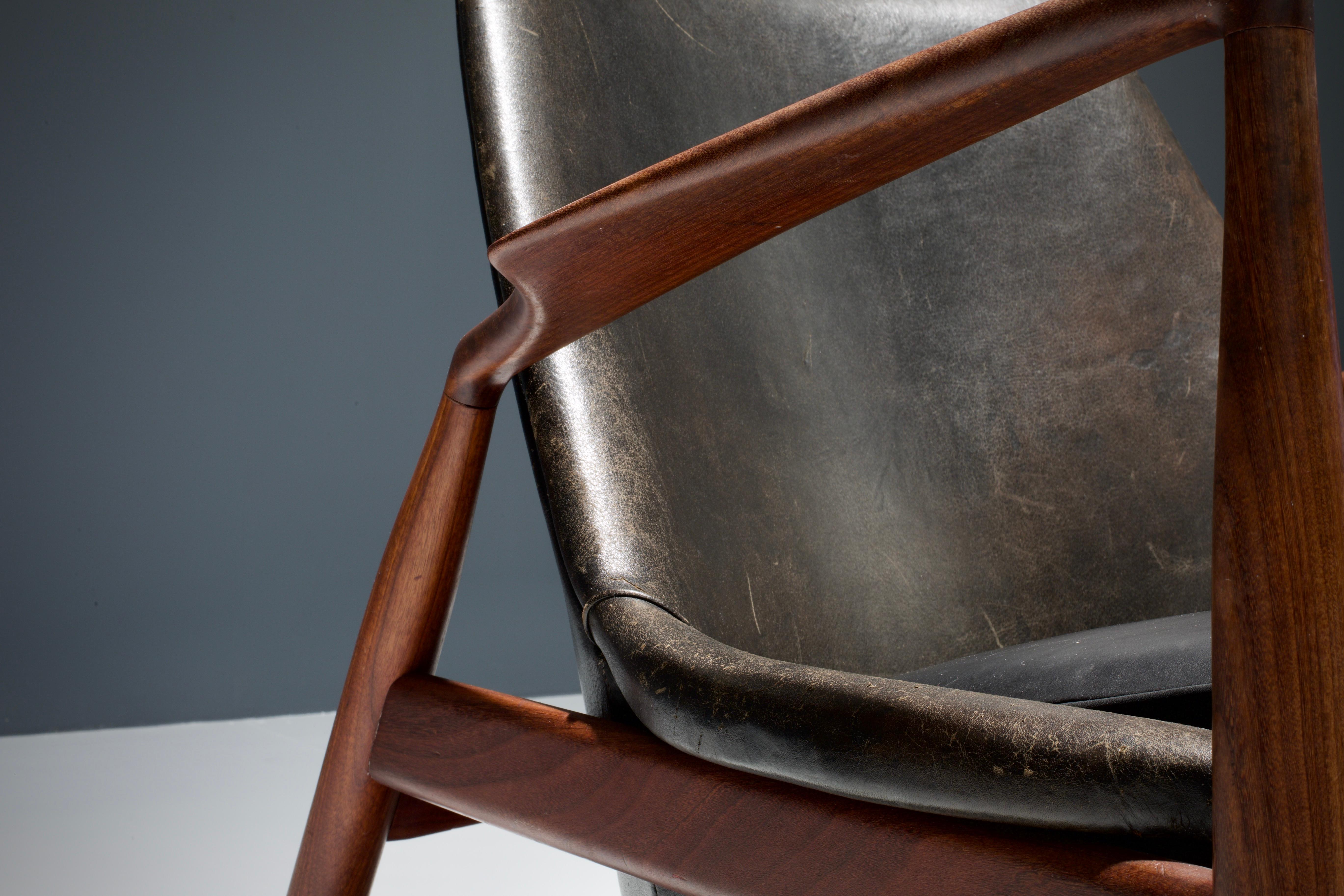 Ib Kofod-Larsen 'Seal'/' Sälen' Lounge Chair in Leather and Teak, Sweden, 1950's In Good Condition In Amsterdam, NL