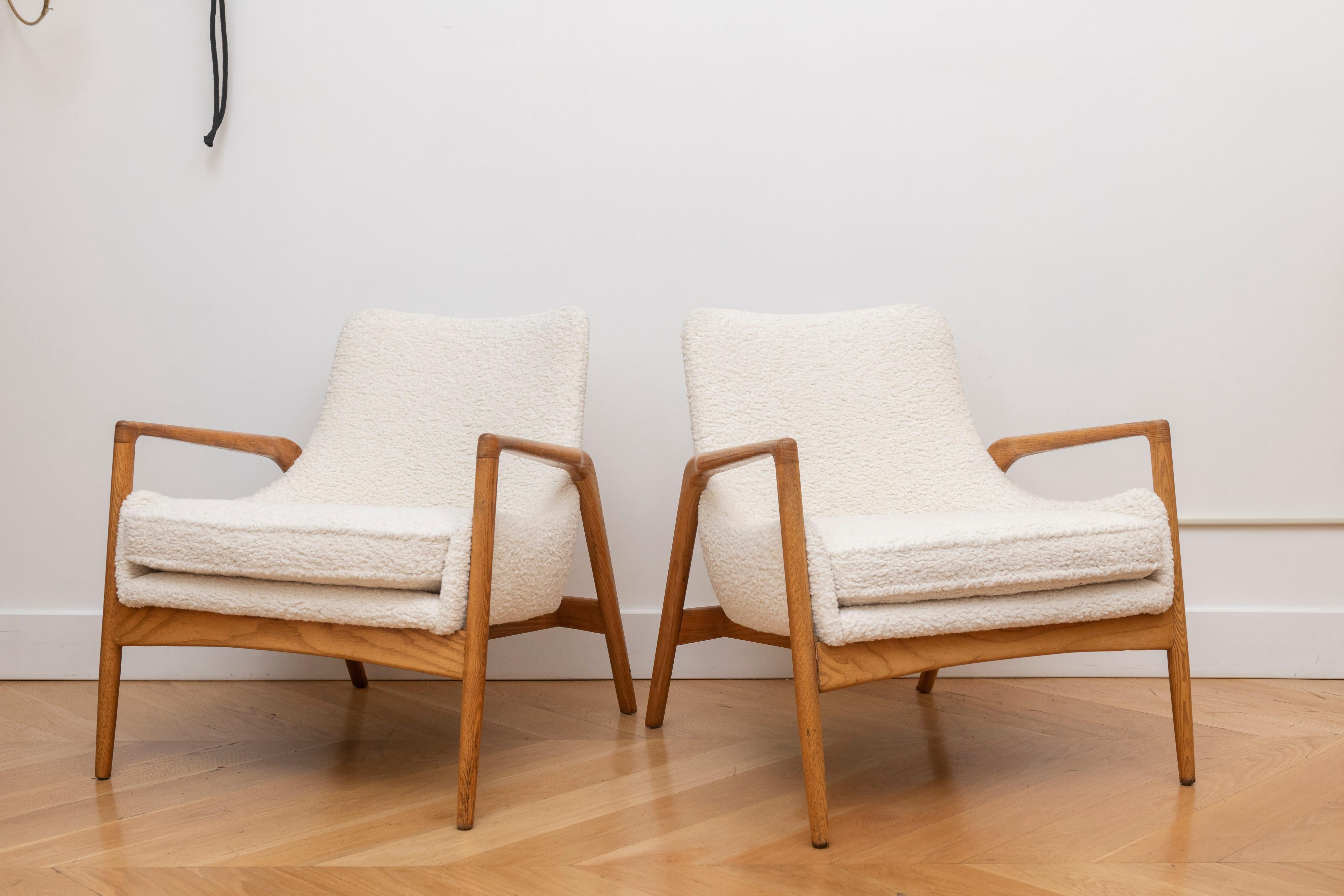 Der klar gezeichnete Rahmen dieses Stuhls steht in schönem Kontrast zu den schrägen Sitzflächen und verleiht dem Werk ein offenes und sehr fotografisches Aussehen. Durch die gut gewählten Proportionen und die hohe Qualität des Designs ist der Seal