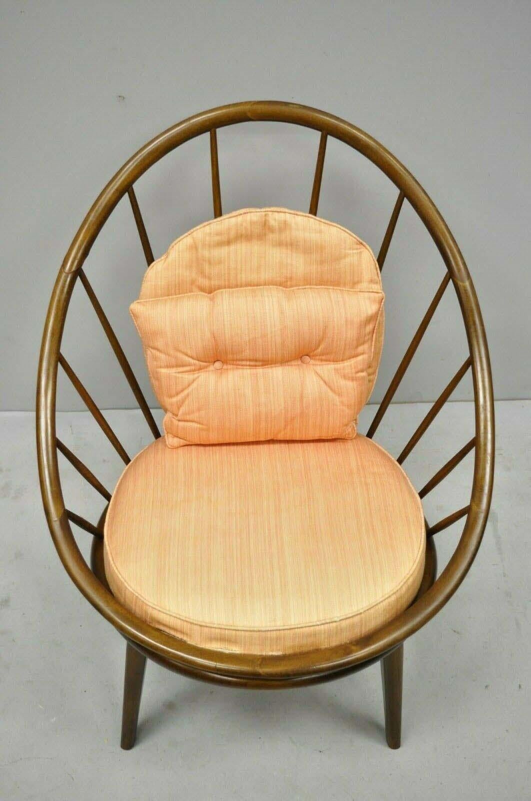 Mid-Century Modern Ib Kofod-Larsen Selig fauteuil de salon moderne danois en noyer avec cerceau en forme de paon en vente