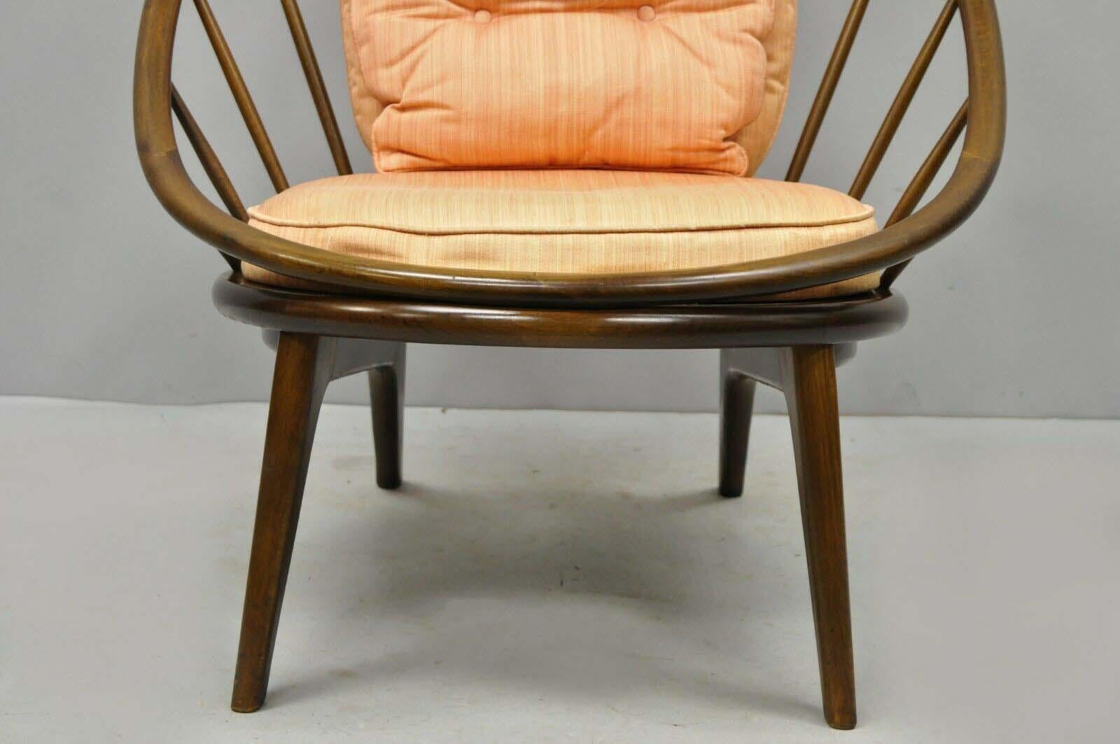 Milieu du XXe siècle Ib Kofod-Larsen Selig fauteuil de salon moderne danois en noyer avec cerceau en forme de paon en vente