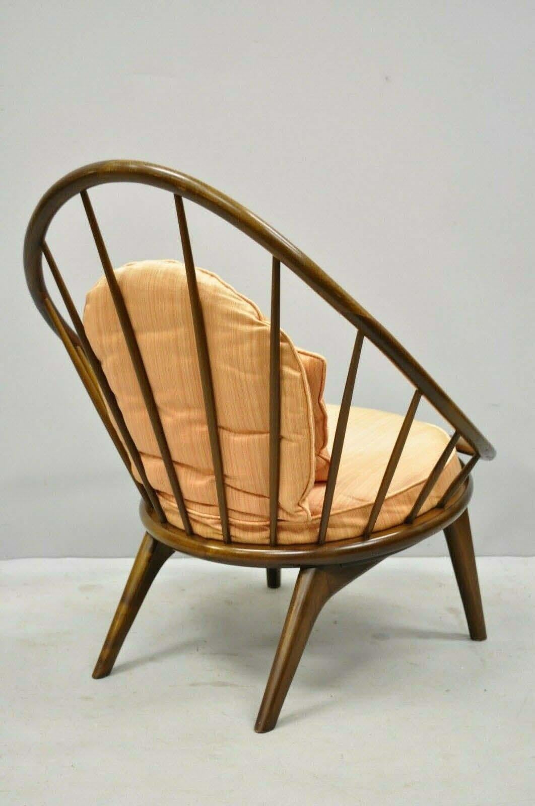 Noyer Ib Kofod-Larsen Selig fauteuil de salon moderne danois en noyer avec cerceau en forme de paon en vente