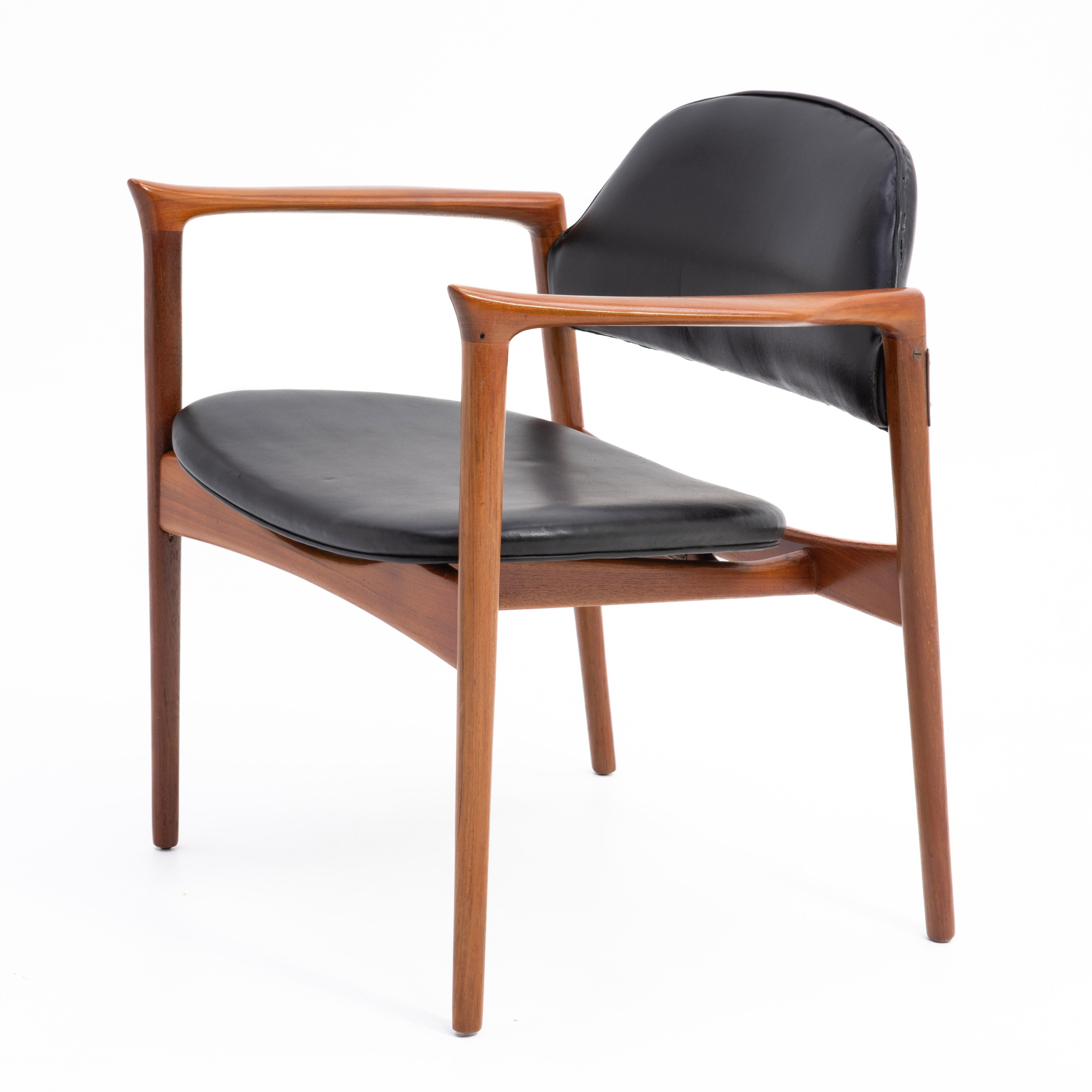 Rare fauteuil en teck danois Ib Kofod Larsen for Selig, magnifiquement restauré, avec une assise et un dossier flottants en vinyle. Parfois appelé 