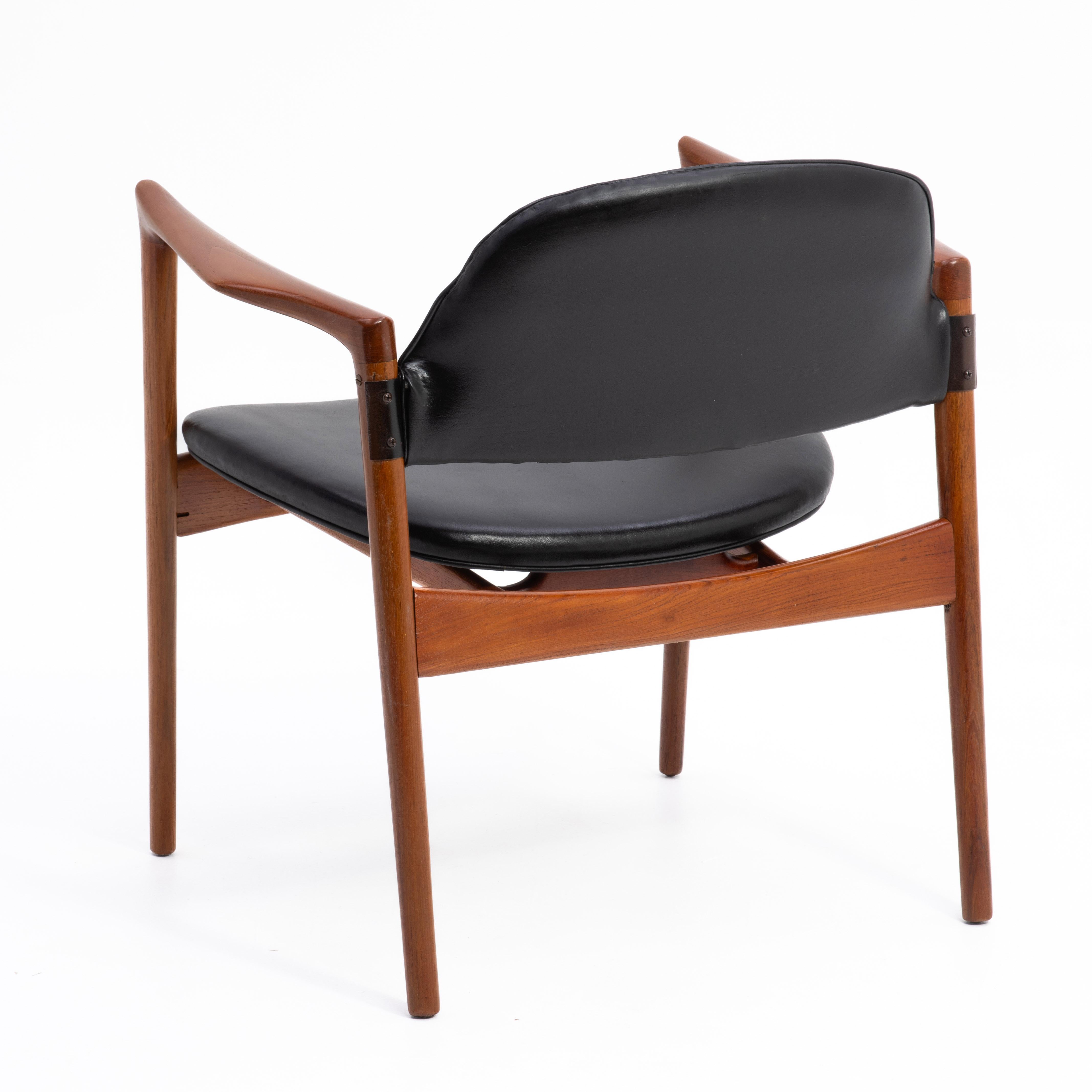 Ib Kofod Larsen Selig Denmark Danish Teak Armchair Floating Seat Restored In Good Condition For Sale In Forest Grove, PA