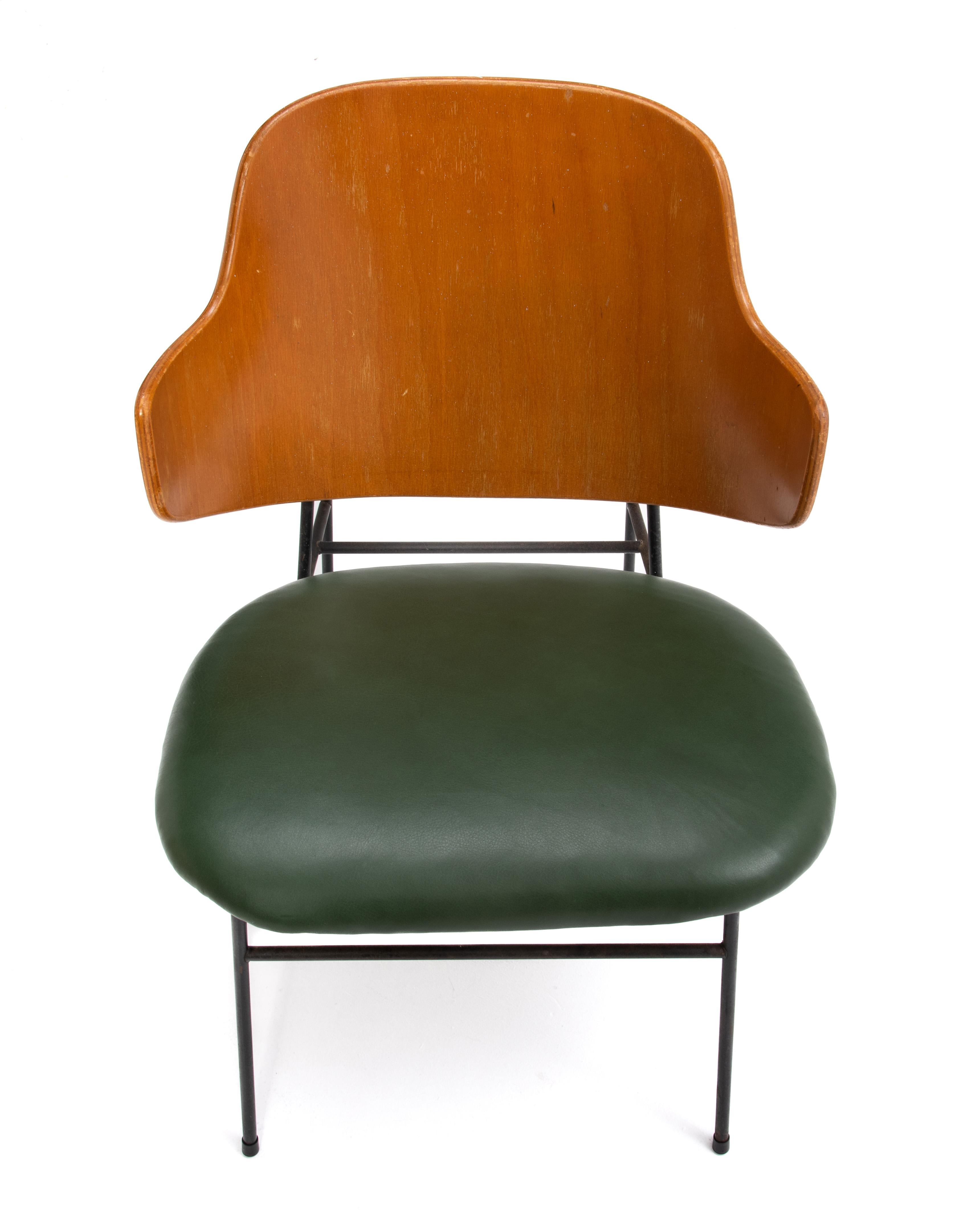Ib Kofod-Larsen Silla Selig Penguin Estructura de hierro Piel verde Años 50 en venta 3