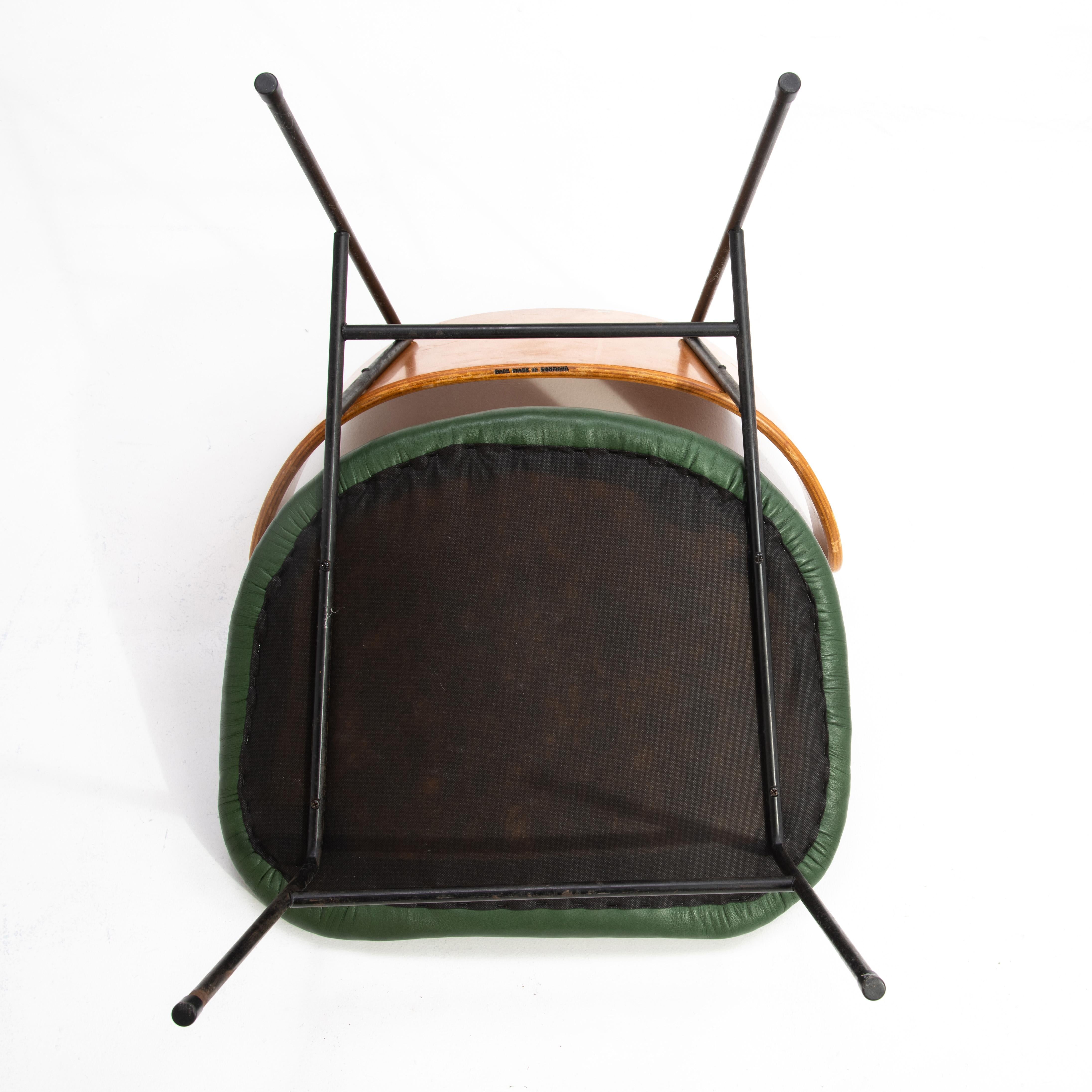 Ib Kofod-Larsen Silla Selig Penguin Estructura de hierro Piel verde Años 50 en venta 9