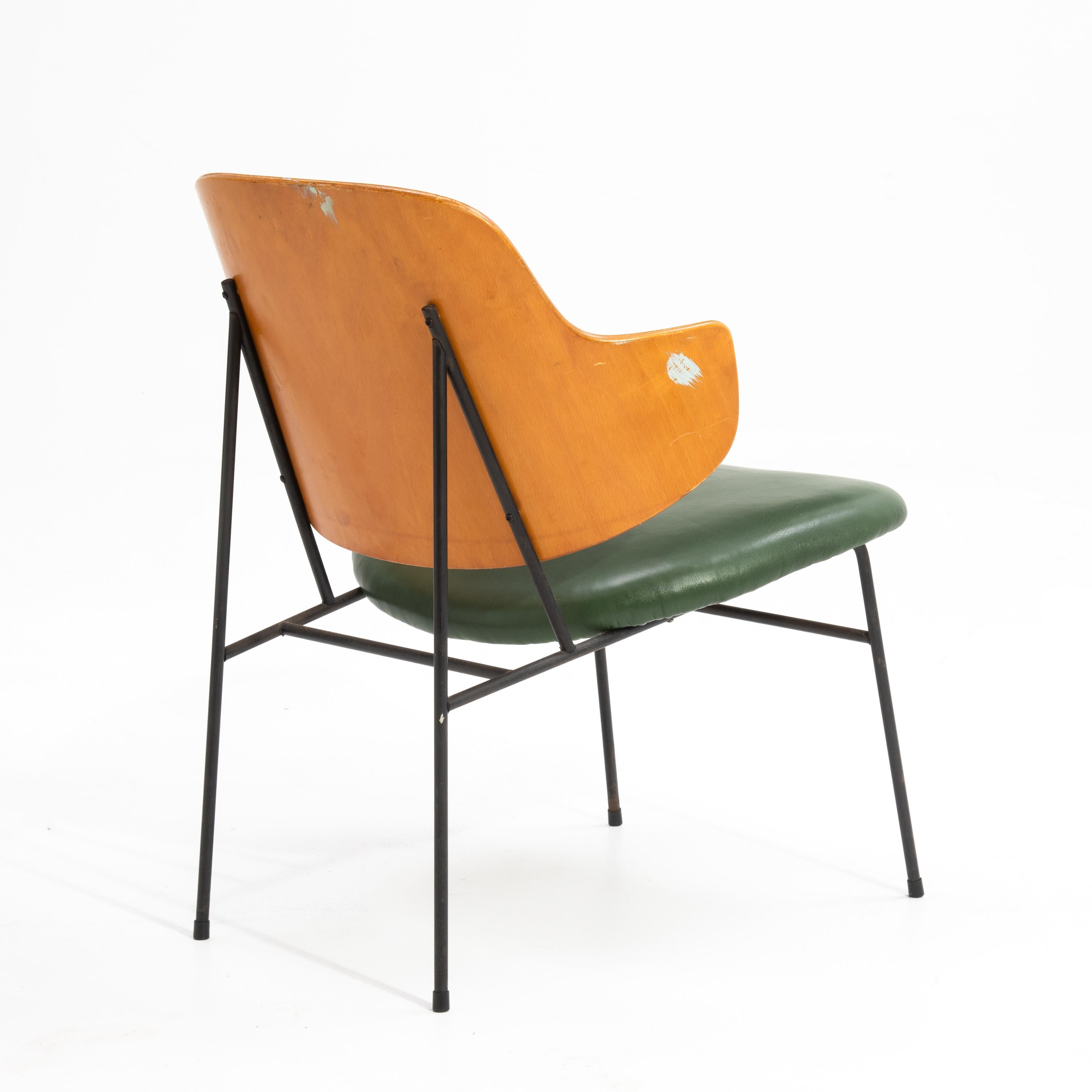 Ib Kofod-Larsen Silla Selig Penguin Estructura de hierro Piel verde Años 50 Moderno de mediados de siglo en venta