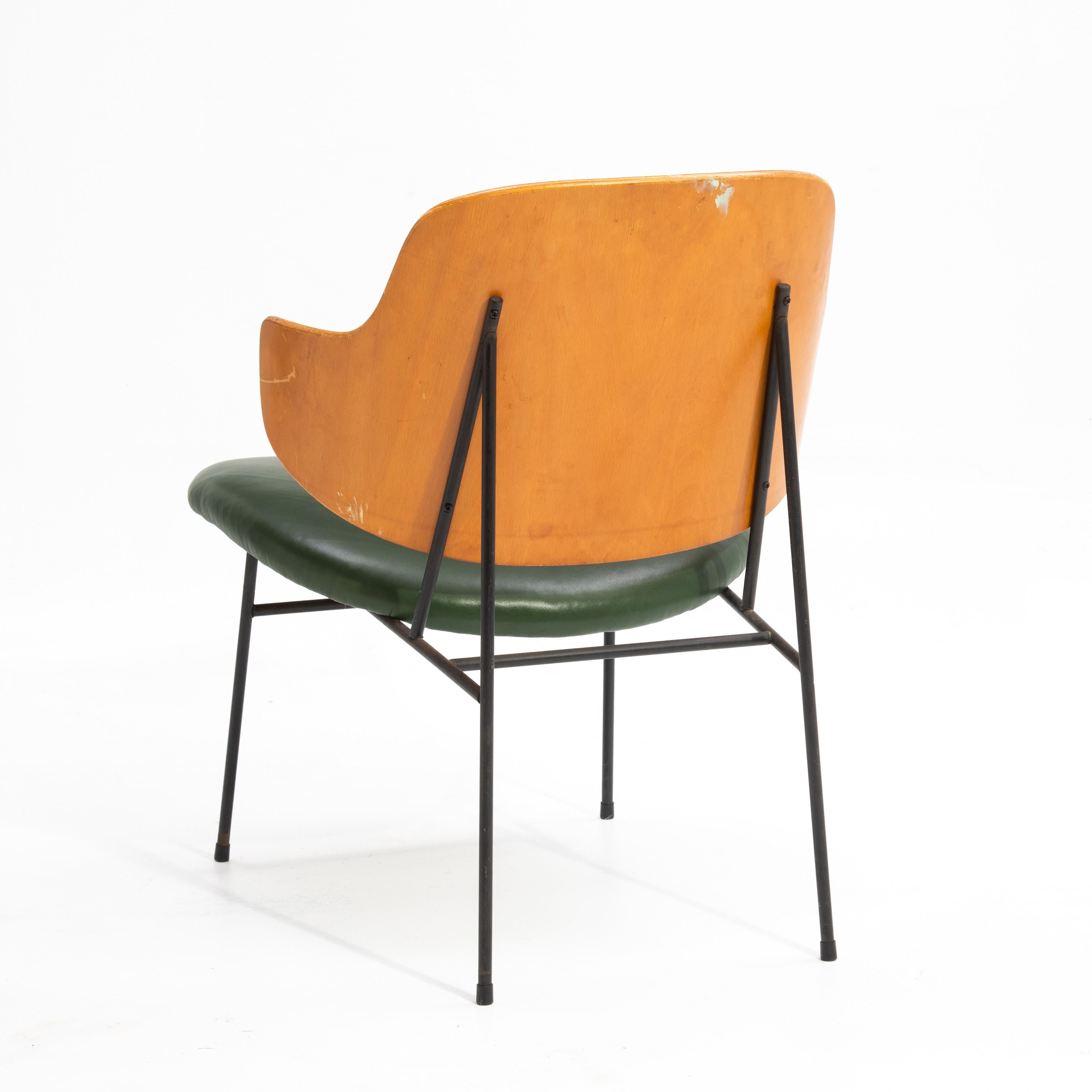 Ib Kofod-Larsen Silla Selig Penguin Estructura de hierro Piel verde Años 50 Danés en venta