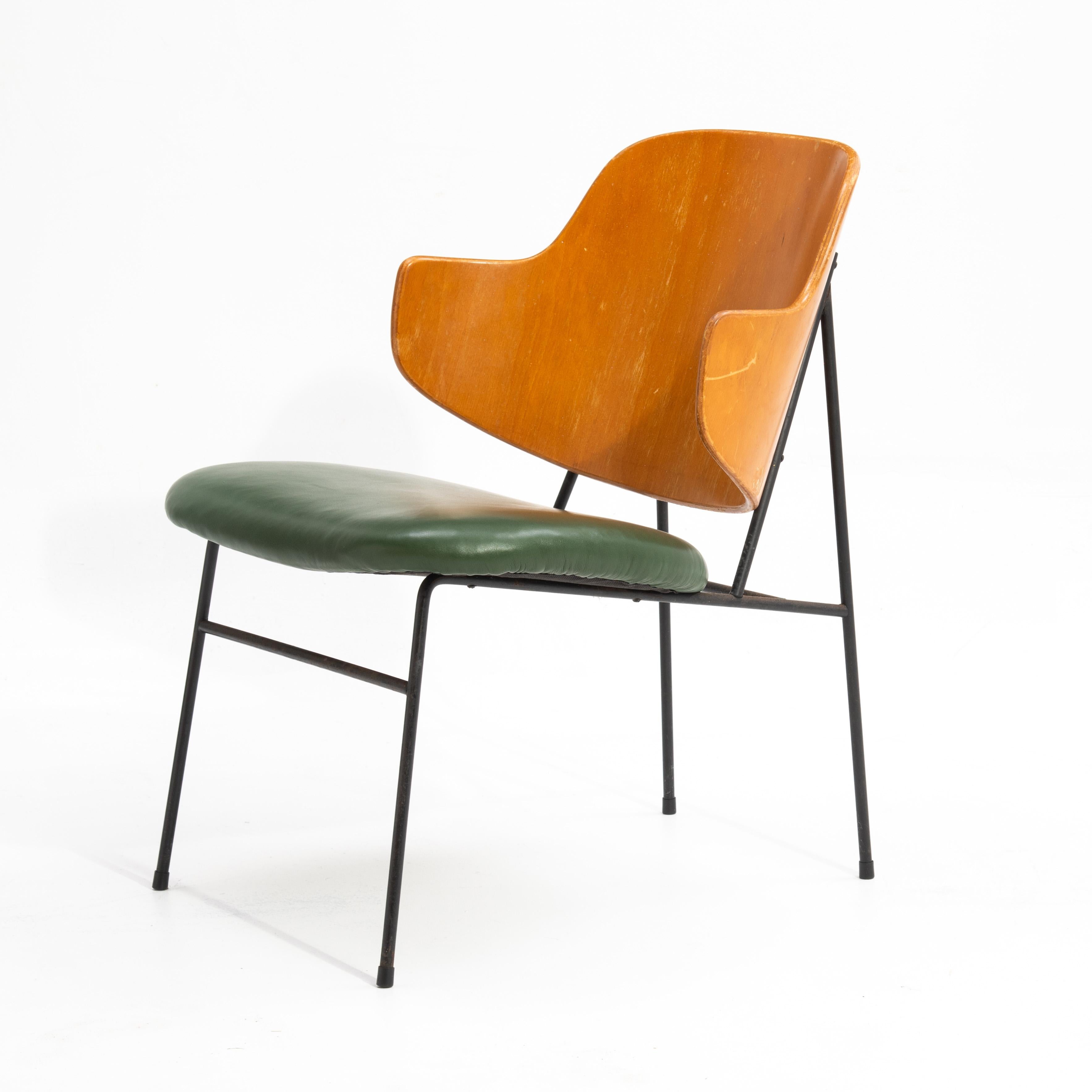 Ib Kofod-Larsen Silla Selig Penguin Estructura de hierro Piel verde Años 50 mediados del siglo XX en venta