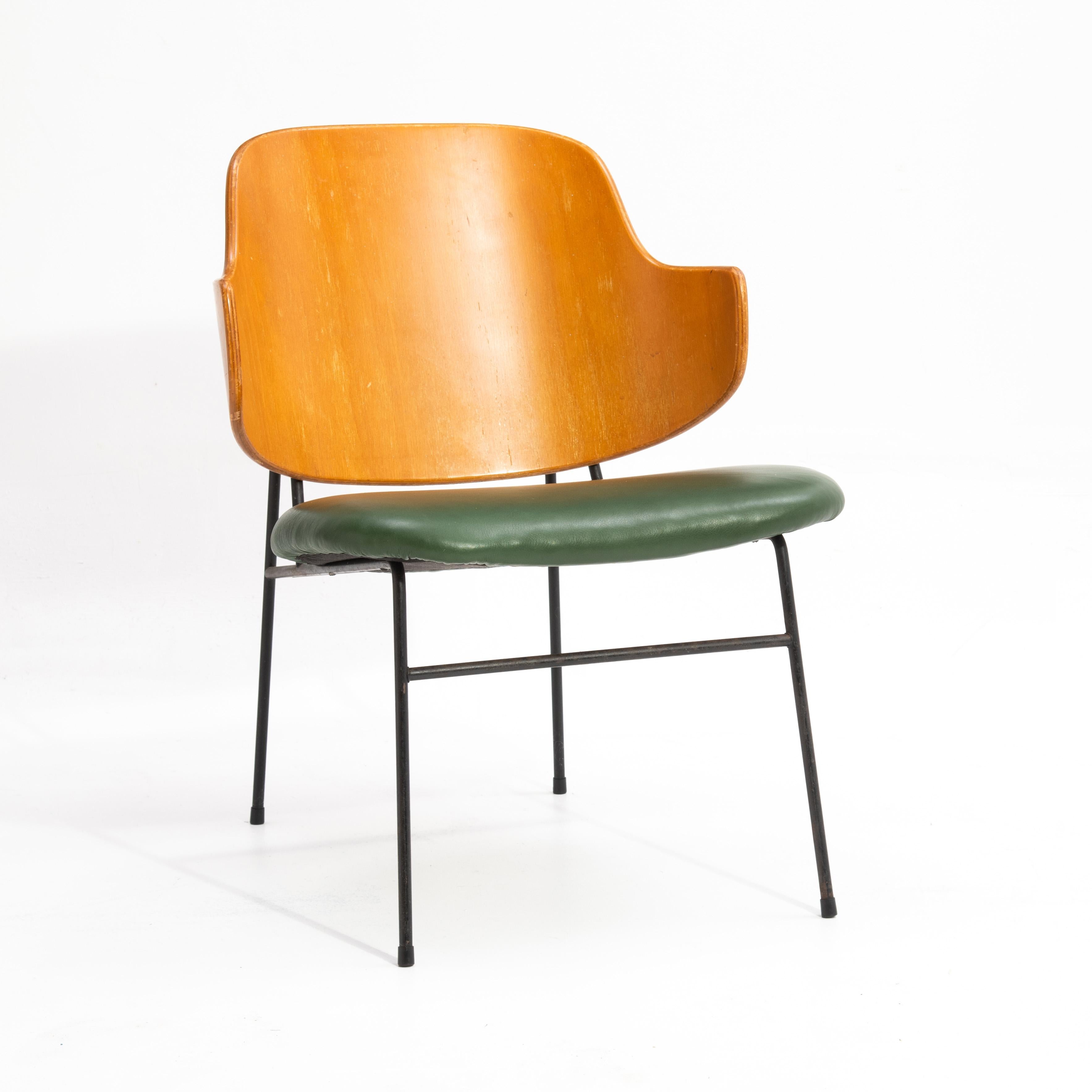 Ib Kofod-Larsen Silla Selig Penguin Estructura de hierro Piel verde Años 50 en venta 1