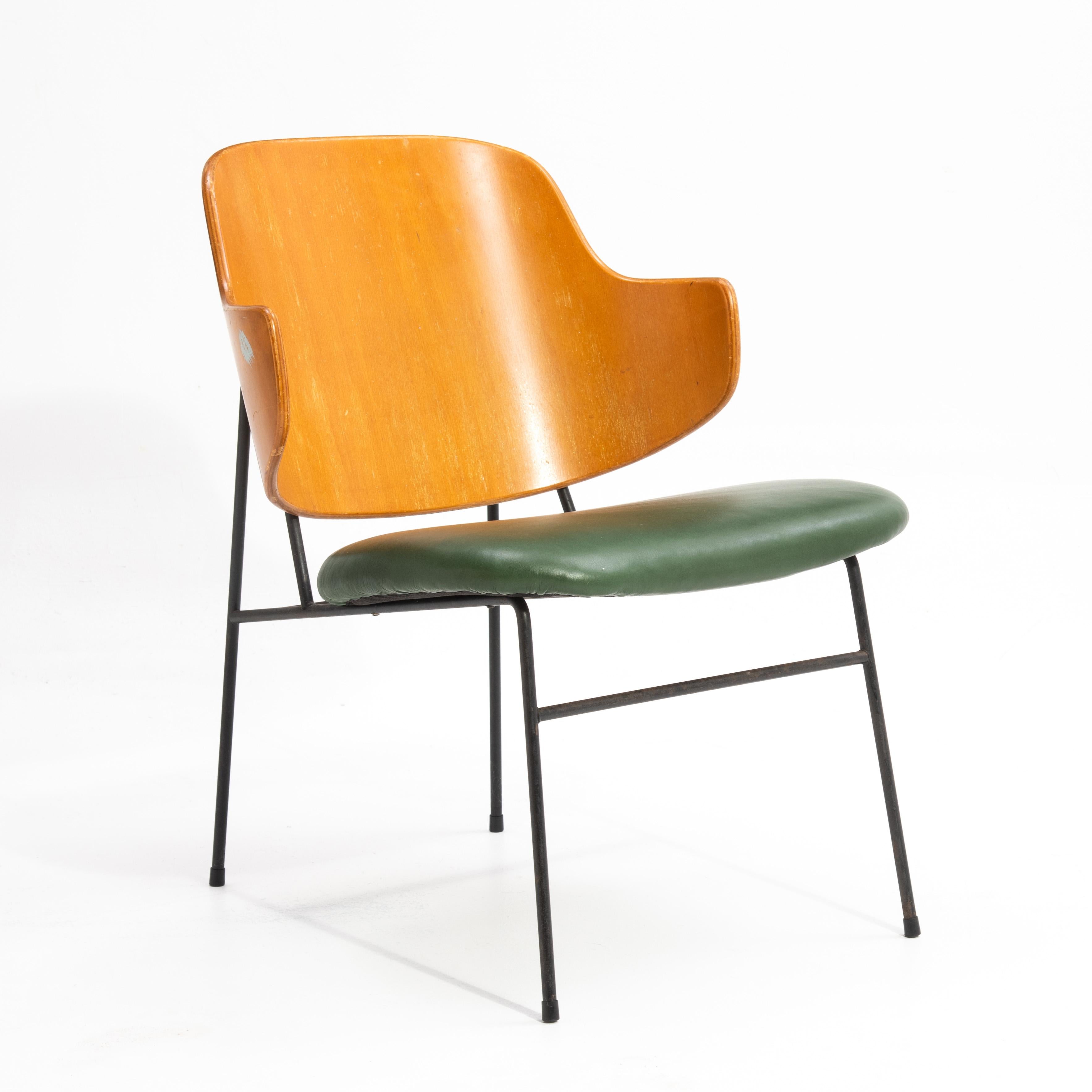 Ib Kofod-Larsen Silla Selig Penguin Estructura de hierro Piel verde Años 50 en venta 2