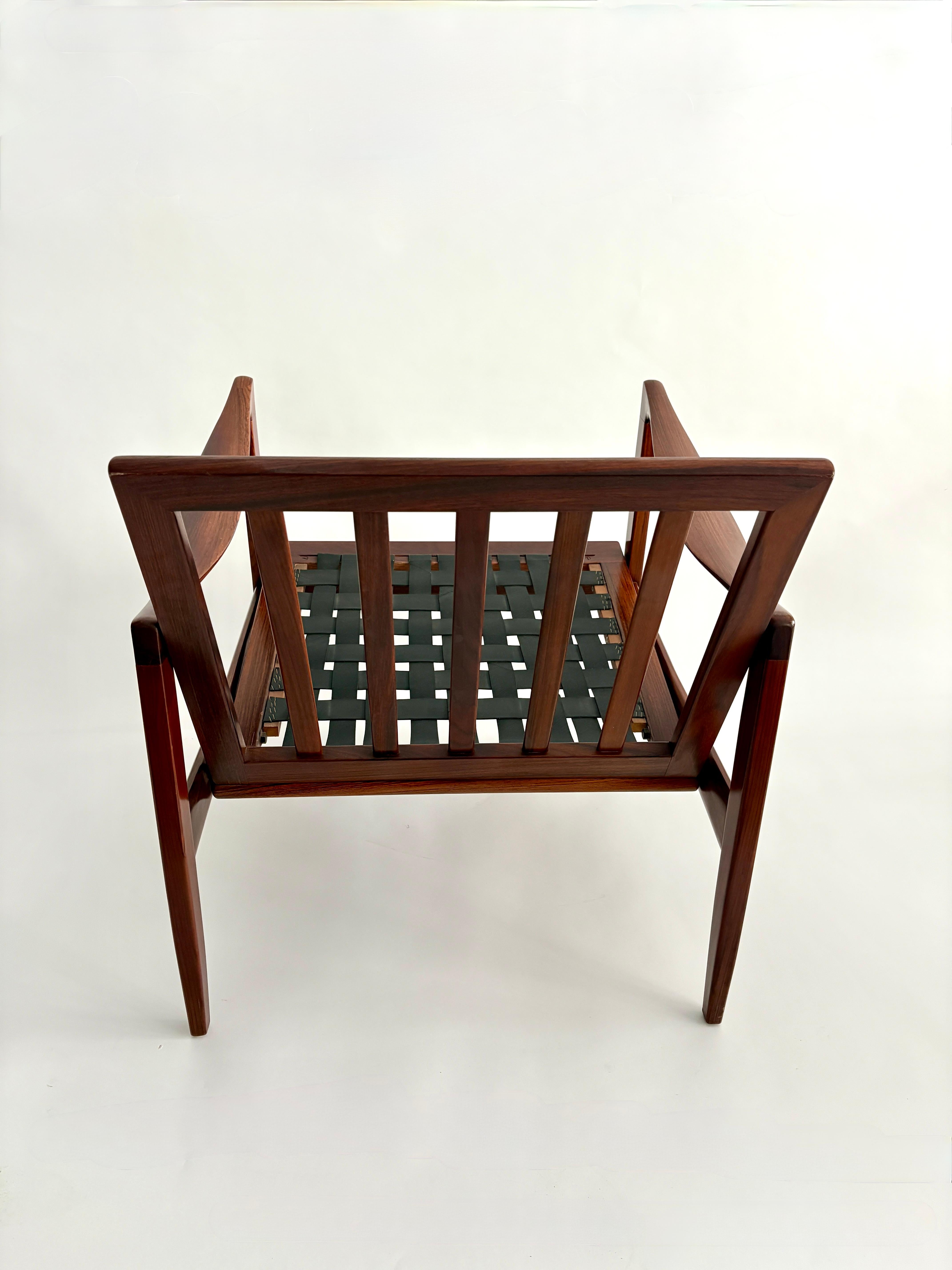 Elegante coppia di poltrone ��“Candidate” progettate da Ib Kofod‑Larsen e realizzate in massello di afrormosia (teak africano) per Olof  Perssons Fatöljindustri (O.P.E.) in Svezia, circa anni ’60. Il designer danese Ib Kofod‑Larsen è uno dei