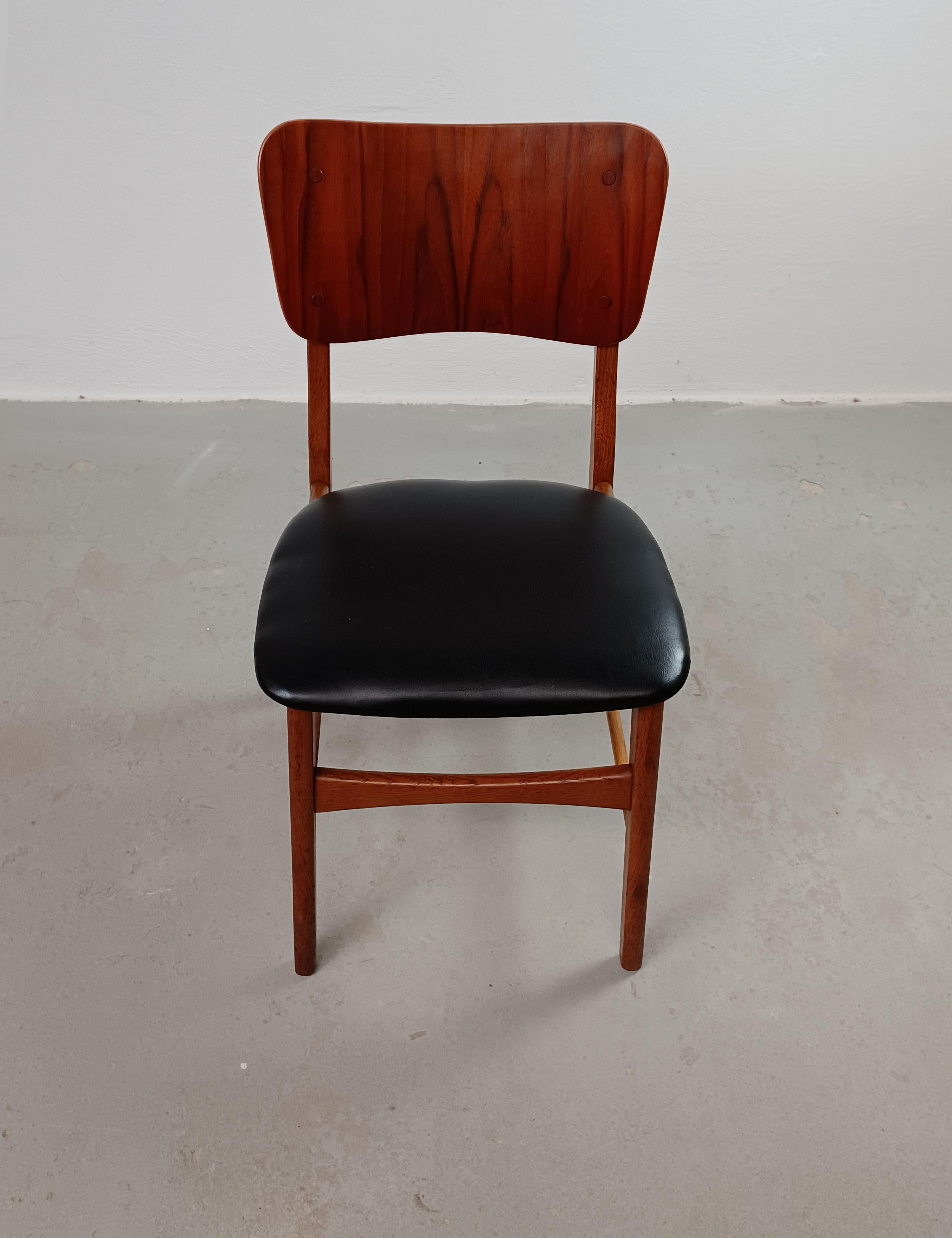 Ib Kofod-Larsen Juego de seis sillas de comedor totalmente restauradas, tapicería personalizada Escandinavo moderno en venta