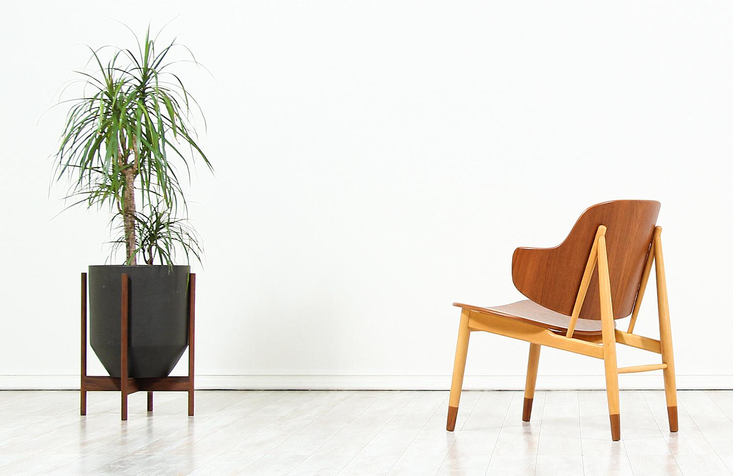 Expertly Restored - Ib Kofod-Larsen Shell Chair for Christiansen & Larsen In Excellent Condition For Sale In Los Angeles, CA