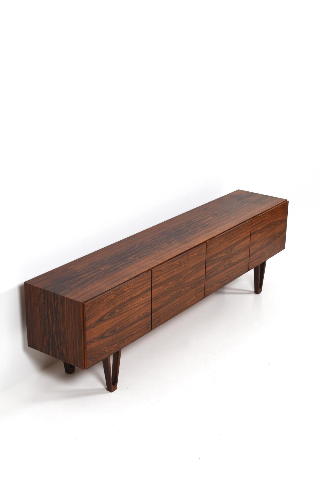 The Ib Kofod-Larsen sideboard for Seffle Möbelfabrik is one of the most exclusive Scandinavian side tables on the market.

This model is highly sought after and we at Gbg Deco call it 